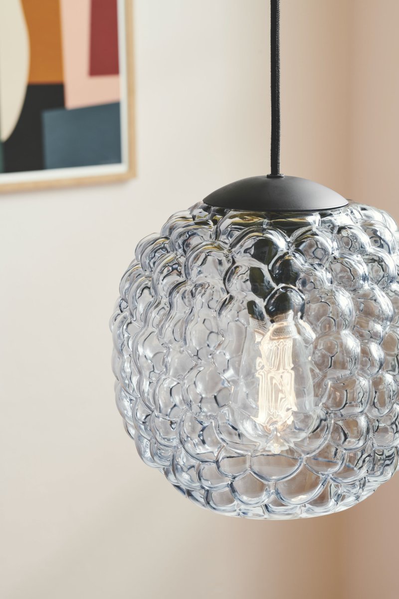 Grape Ø25 Gennemsigtig loftslampe Fra Halo Design - Denne pendel i klart glas med sorte detaljer er perfekt som lyspunkt over spisebordet eller k&oslash;kkenet.