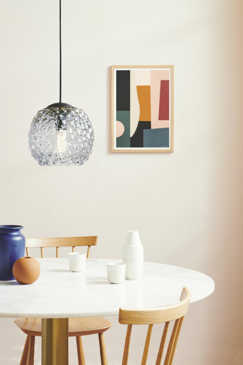 Grape Ø25 Gennemsigtig loftslampe Fra Halo Design - Denne pendel i klart glas med sorte detaljer er perfekt som lyspunkt over spisebordet eller k&oslash;kkenet.