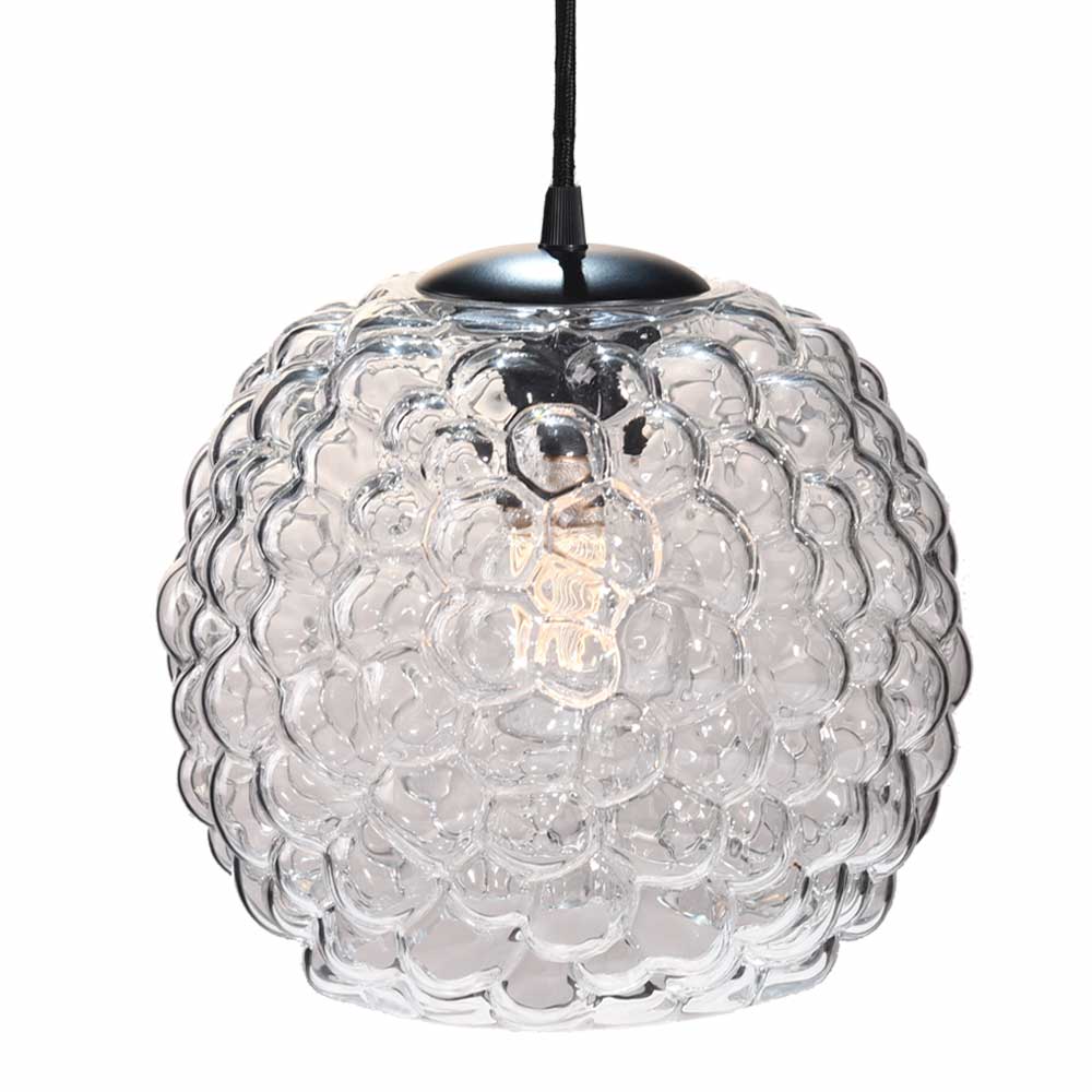 Grape Ø25 Gennemsigtig loftslampe Fra Halo Design - Denne pendel i klart glas med sorte detaljer er perfekt som lyspunkt over spisebordet eller k&oslash;kkenet.