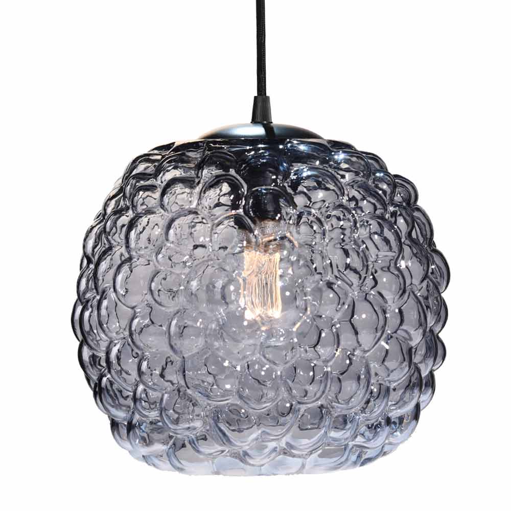 Grape Ø25 Røgfarvet loftslampe Fra Halo Design - Denne pendel lavet af r&oslash;get glas med sorte detaljer er perfekt som lyspunkt over spisebordet eller i stuen.
