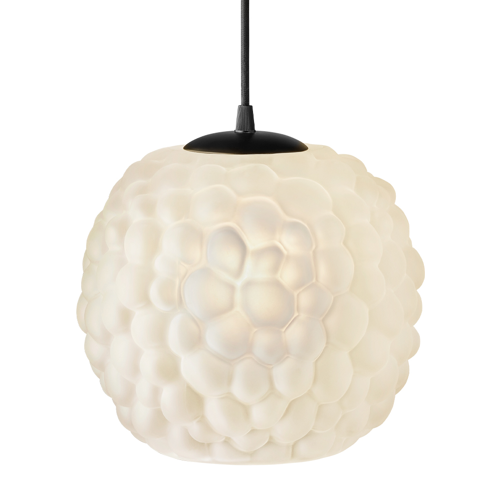 Grape Ø25 Hvid loftslampe Fra Halo Design - Denne pendel lavet af mat opalglas med sorte detaljer er perfekt som lyspunkt over spisebordet eller i stuen.