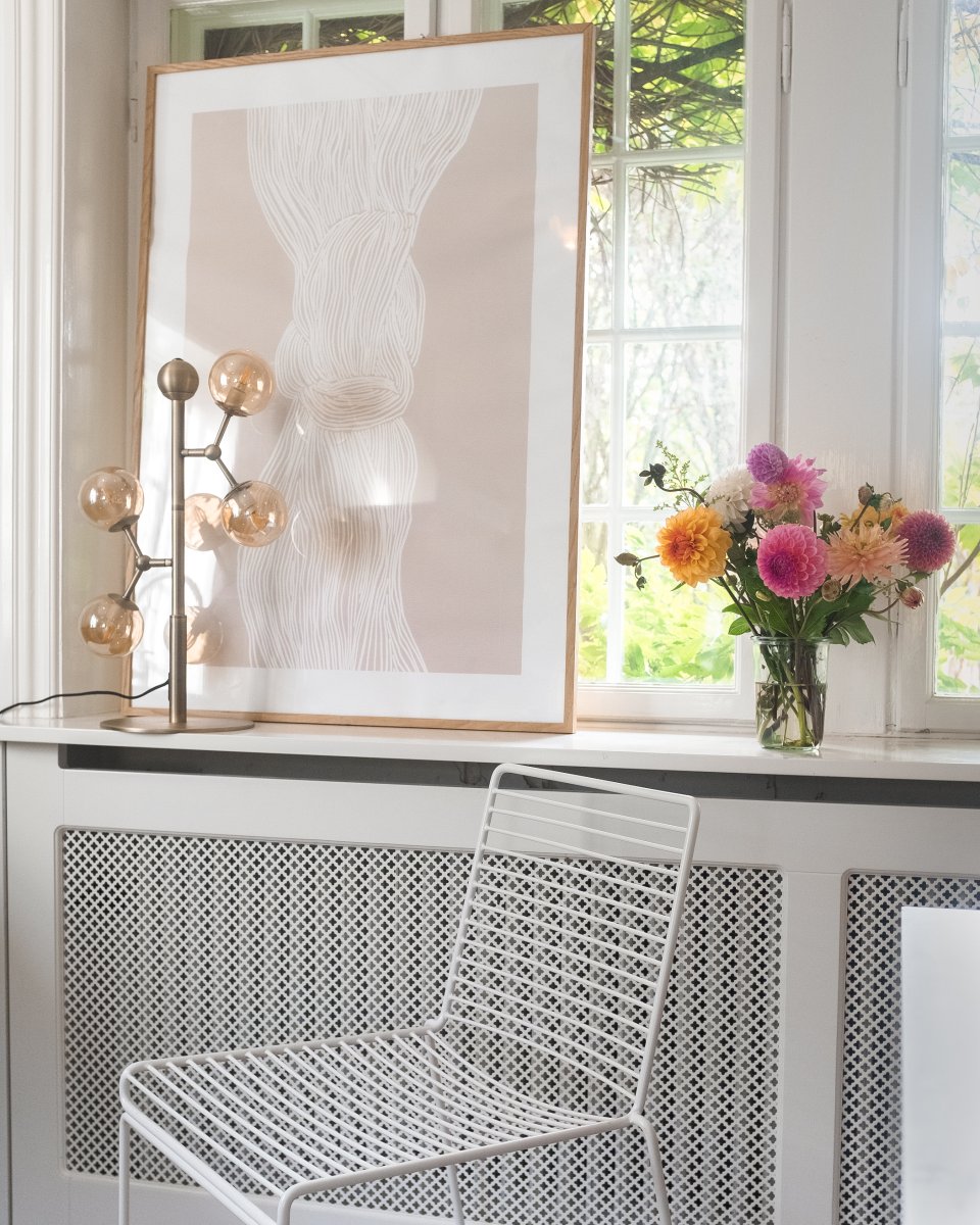 Atom 52cm Antik messing bordlampe Fra Halo Design - Atom er en moderne bordlampe med et elegant design i antik messing.