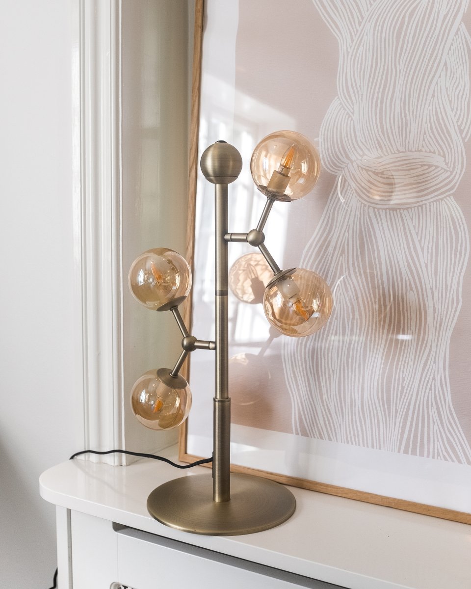 Atom 52cm Antik messing bordlampe Fra Halo Design - Atom er en moderne bordlampe med et elegant design i antik messing.