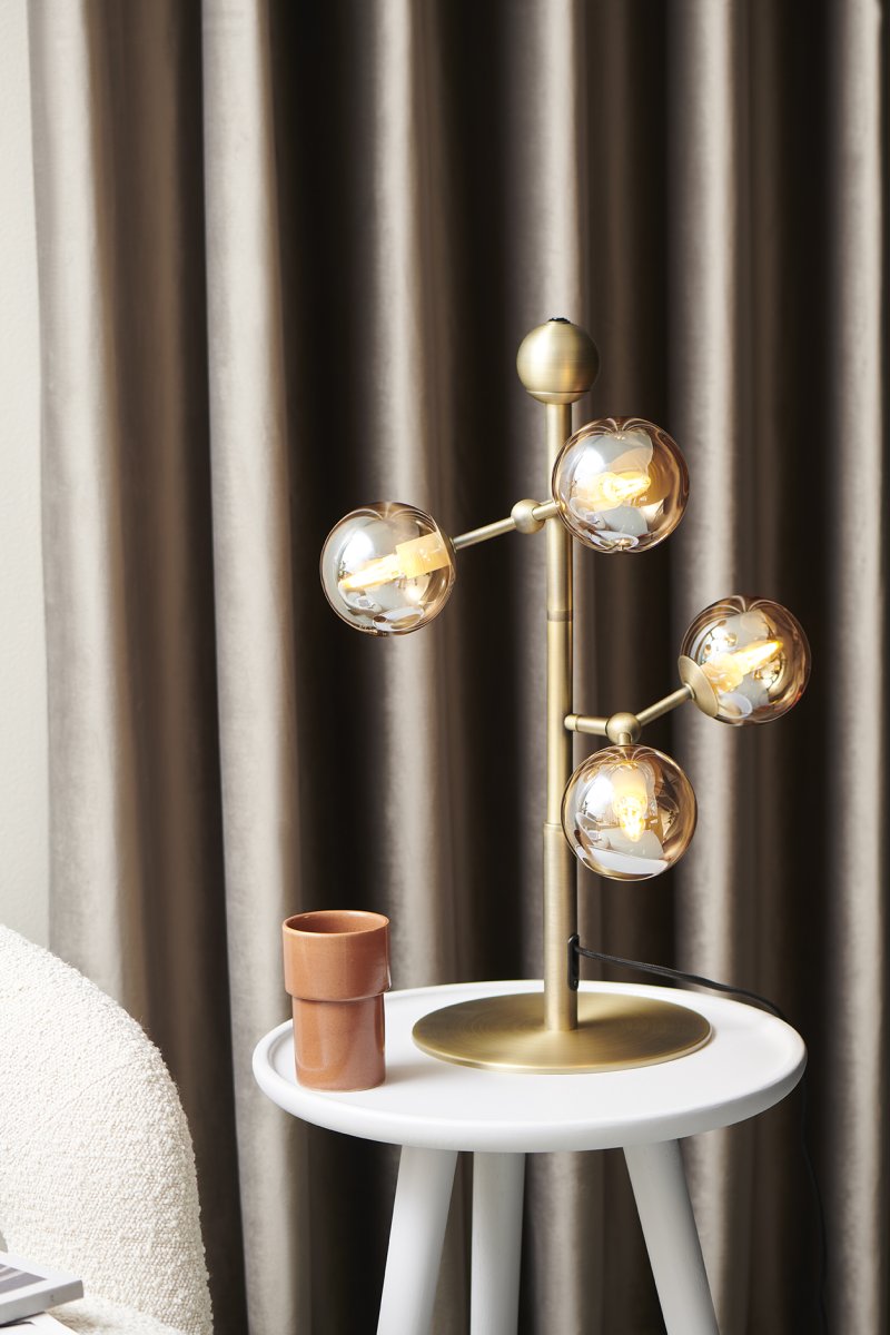 Atom 52cm Antik messing bordlampe Fra Halo Design - Atom er en moderne bordlampe med et elegant design i antik messing.
