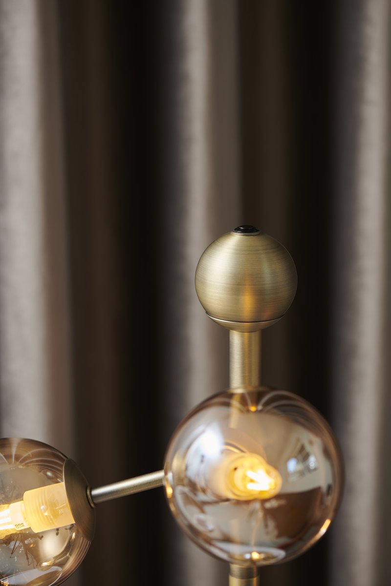 Atom 52cm Antik messing bordlampe Fra Halo Design - Atom er en moderne bordlampe med et elegant design i antik messing.