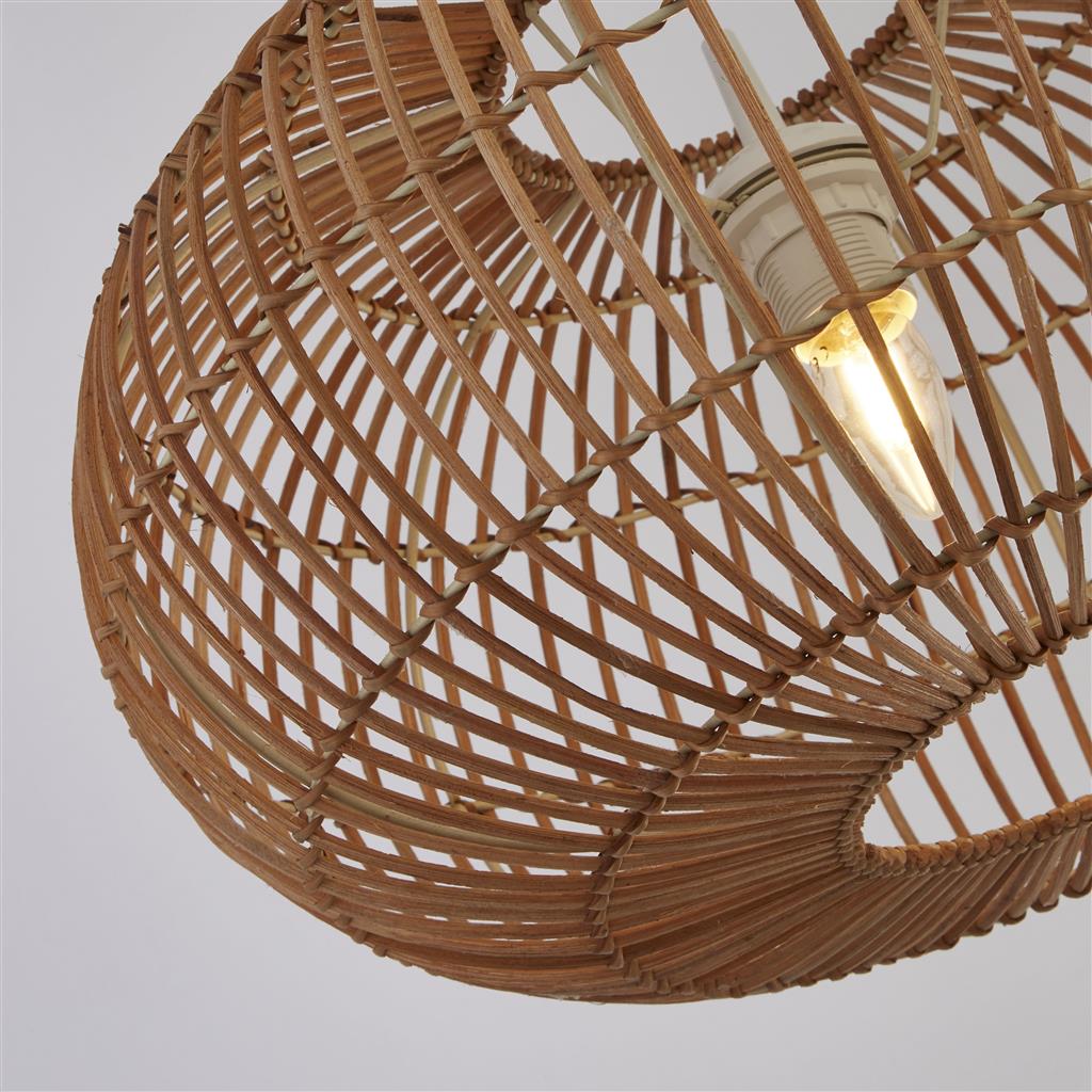 Bali Ø48 Natur loftslampe Fra Searchlight - Bambusskærmen med kontrasterende sort ophæng og lampeskærm giver et enkelt, men effektivt lyselement og tilføjer en blødhed til interiøret.