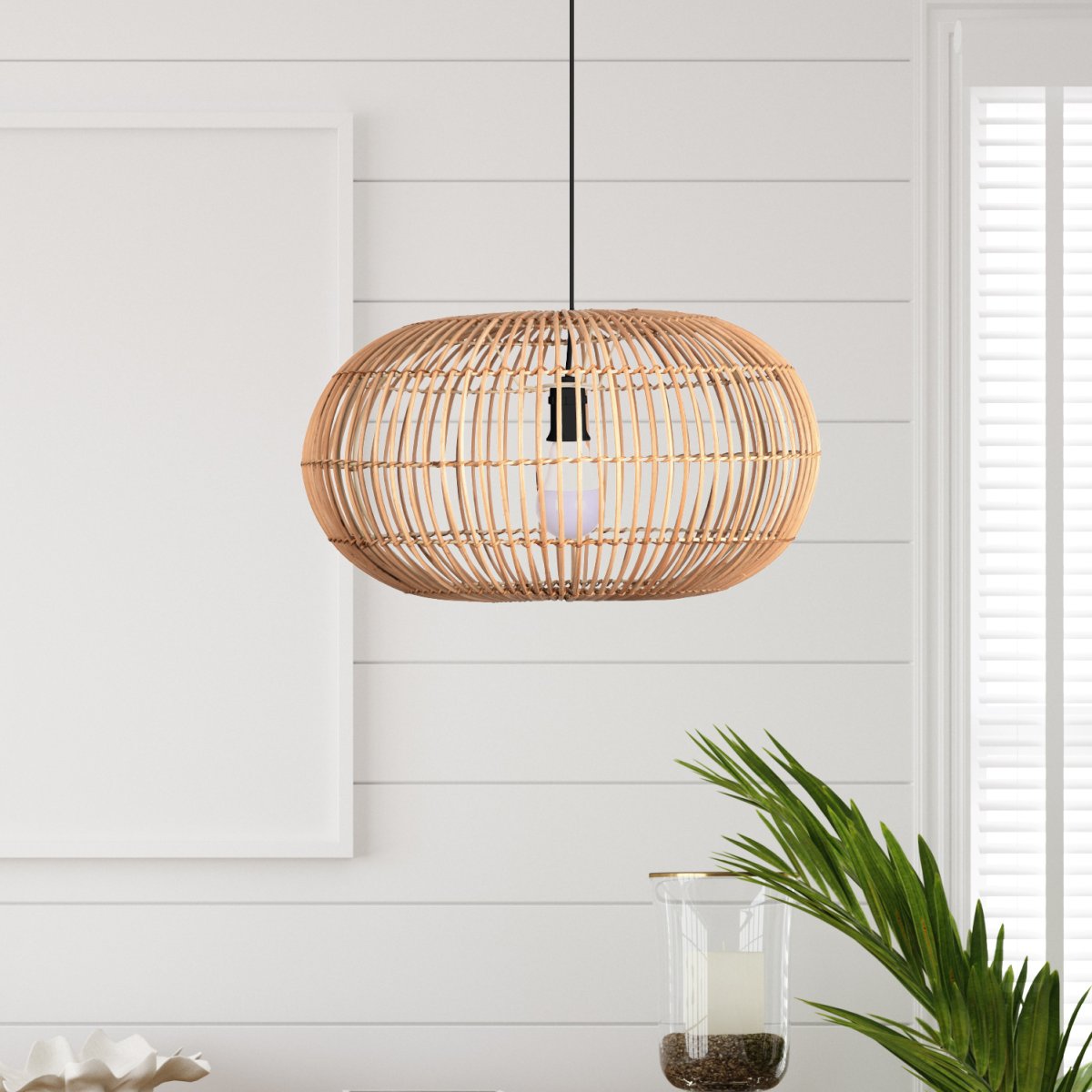 Bali Ø48 Natur loftslampe Fra Searchlight - Bambusskærmen med kontrasterende sort ophæng og lampeskærm giver et enkelt, men effektivt lyselement og tilføjer en blødhed til interiøret.