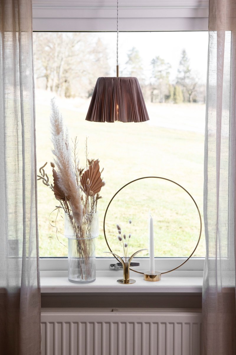 Edith Ø20 Brun loftslampe Fra Globen Lighting - Edith har en nuance af brunfarvet plisseret tekstil med en smuk glans og flot fald takket være det veldimensionerede tekstil.