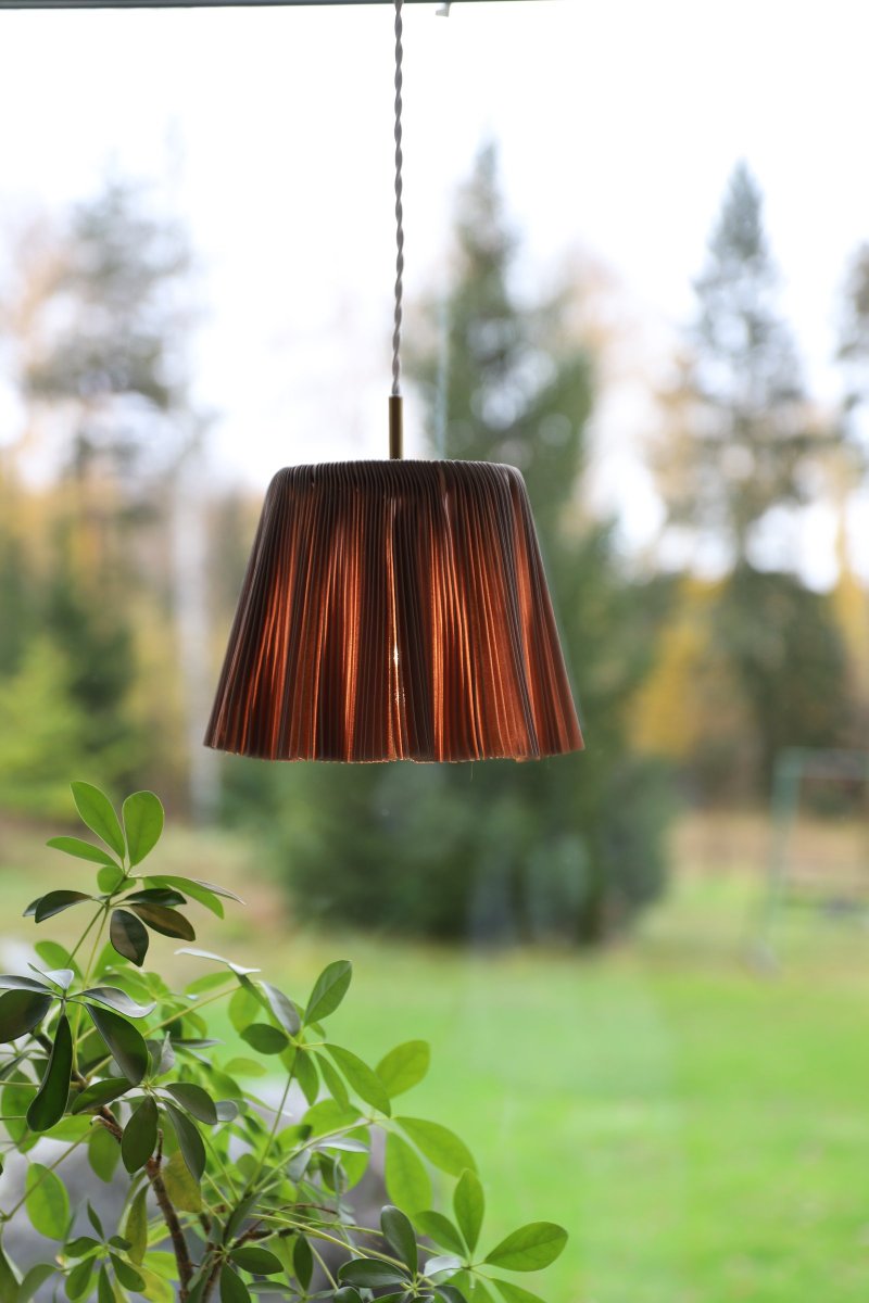 Edith Ø20 Brun loftslampe Fra Globen Lighting - Edith har en nuance af brunfarvet plisseret tekstil med en smuk glans og flot fald takket være det veldimensionerede tekstil.