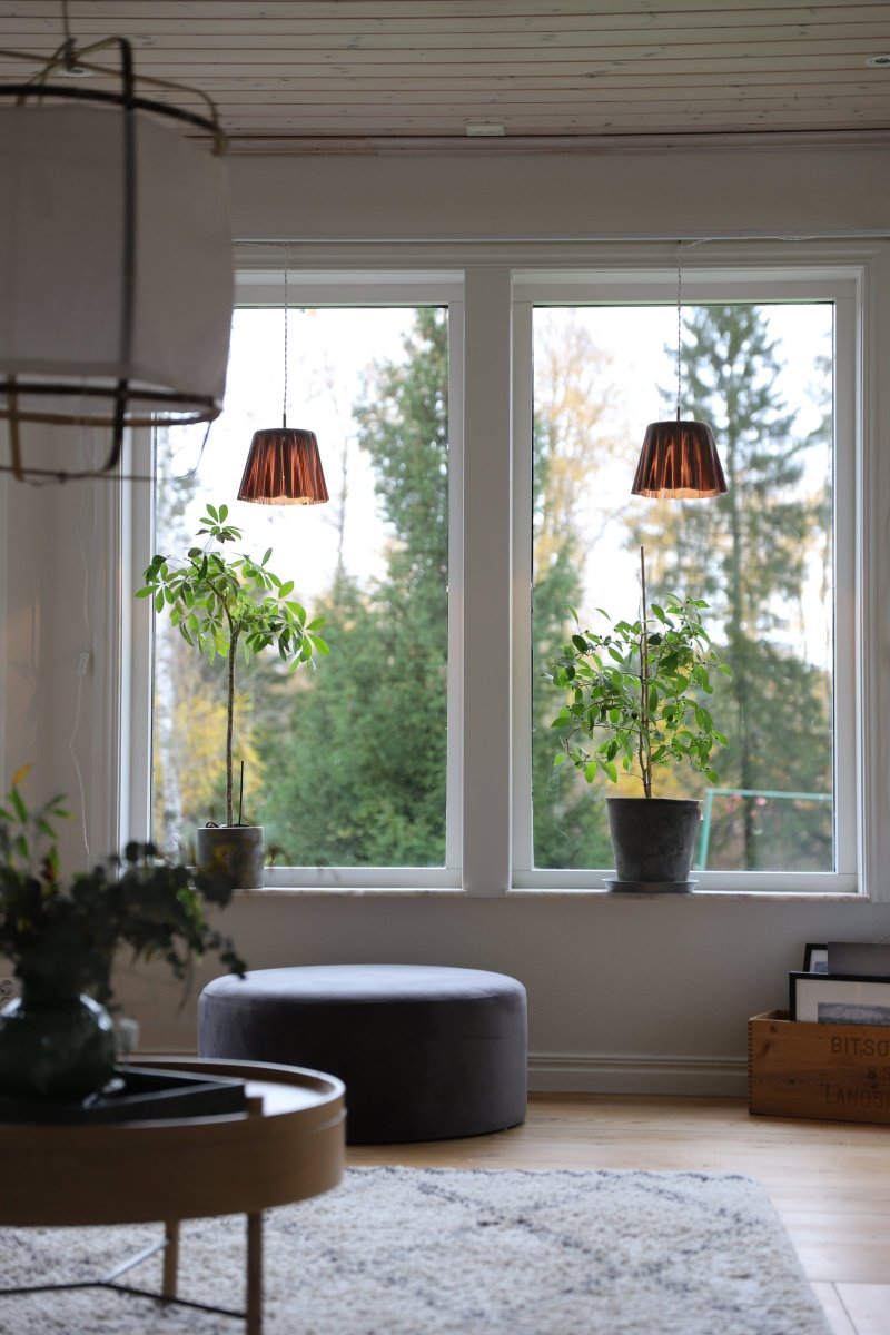 Edith Ø20 Brun loftslampe Fra Globen Lighting - Edith har en nuance af brunfarvet plisseret tekstil med en smuk glans og flot fald takket være det veldimensionerede tekstil.