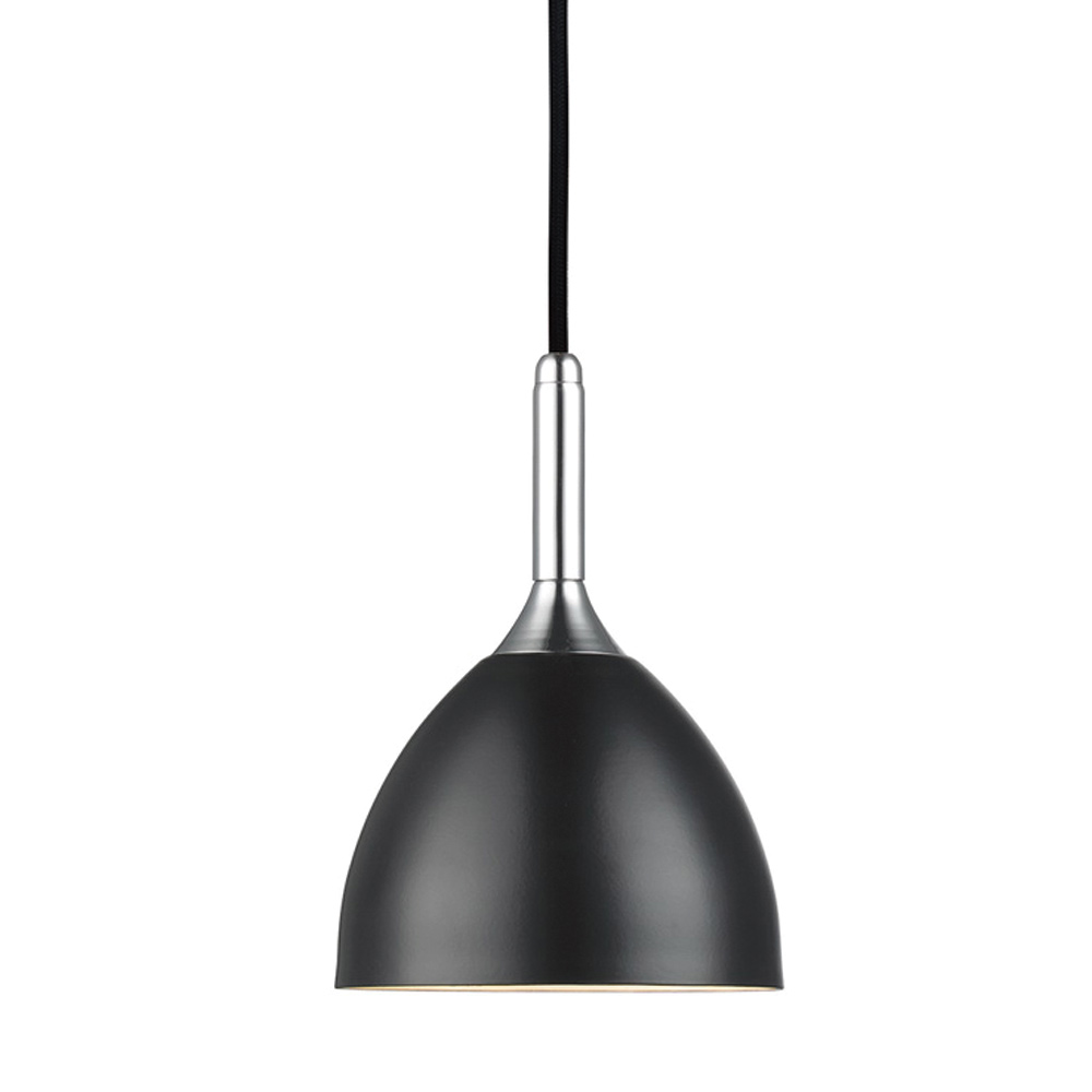 Bellevue Ø14 Sort loftslampe Fra Halo Design - Den sorte skærm giver flot lysspredning nedad og i kombination med kromdetaljerne bliver den en stilren lampe, perfekt til ethvert hjem.