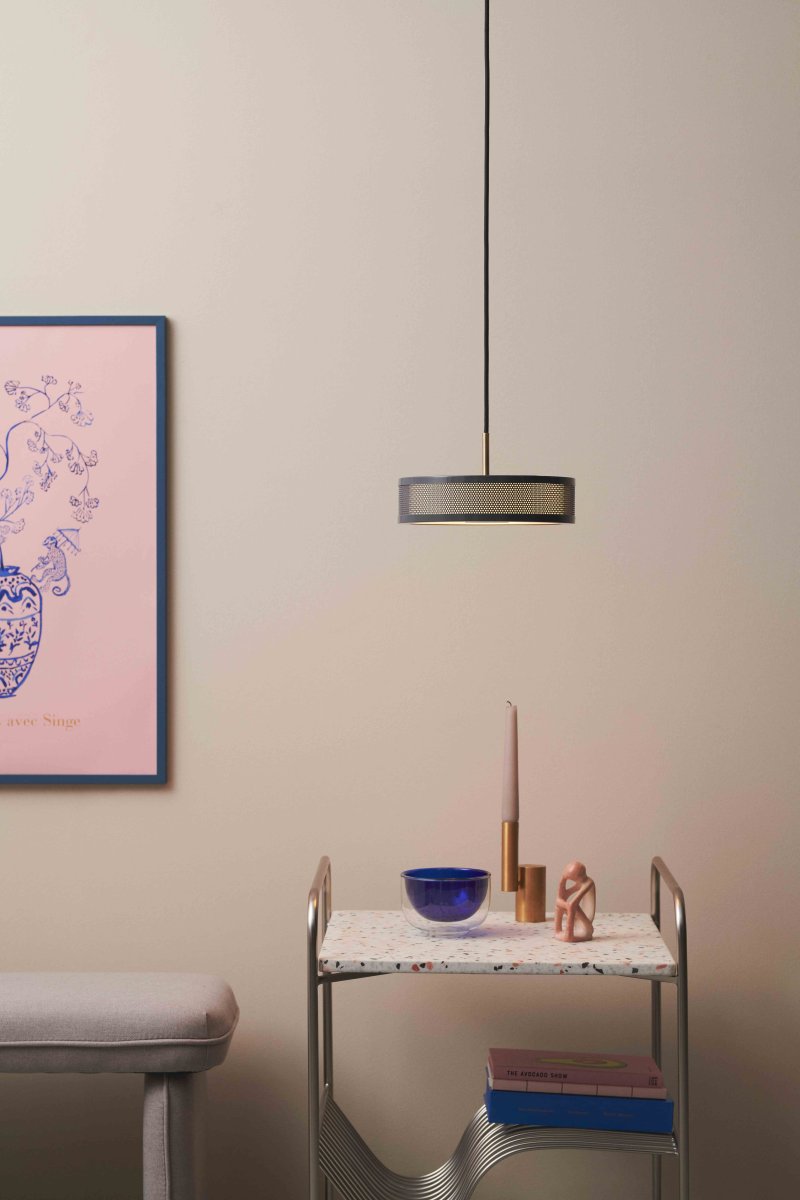 Frame Ø24 Sort loftslampe Fra Halo Design - Detaljerne s&aring;som den indvendige stofsk&aelig;rm, strejf af antik messing og det ydre h&aring;ndholdte m&oslash;nster g&oslash;r denne serie af lamper &aelig;stetisk unik.
