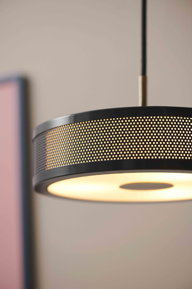 Frame Ø24 Sort loftslampe Fra Halo Design - Detaljerne s&aring;som den indvendige stofsk&aelig;rm, strejf af antik messing og det ydre h&aring;ndholdte m&oslash;nster g&oslash;r denne serie af lamper &aelig;stetisk unik.