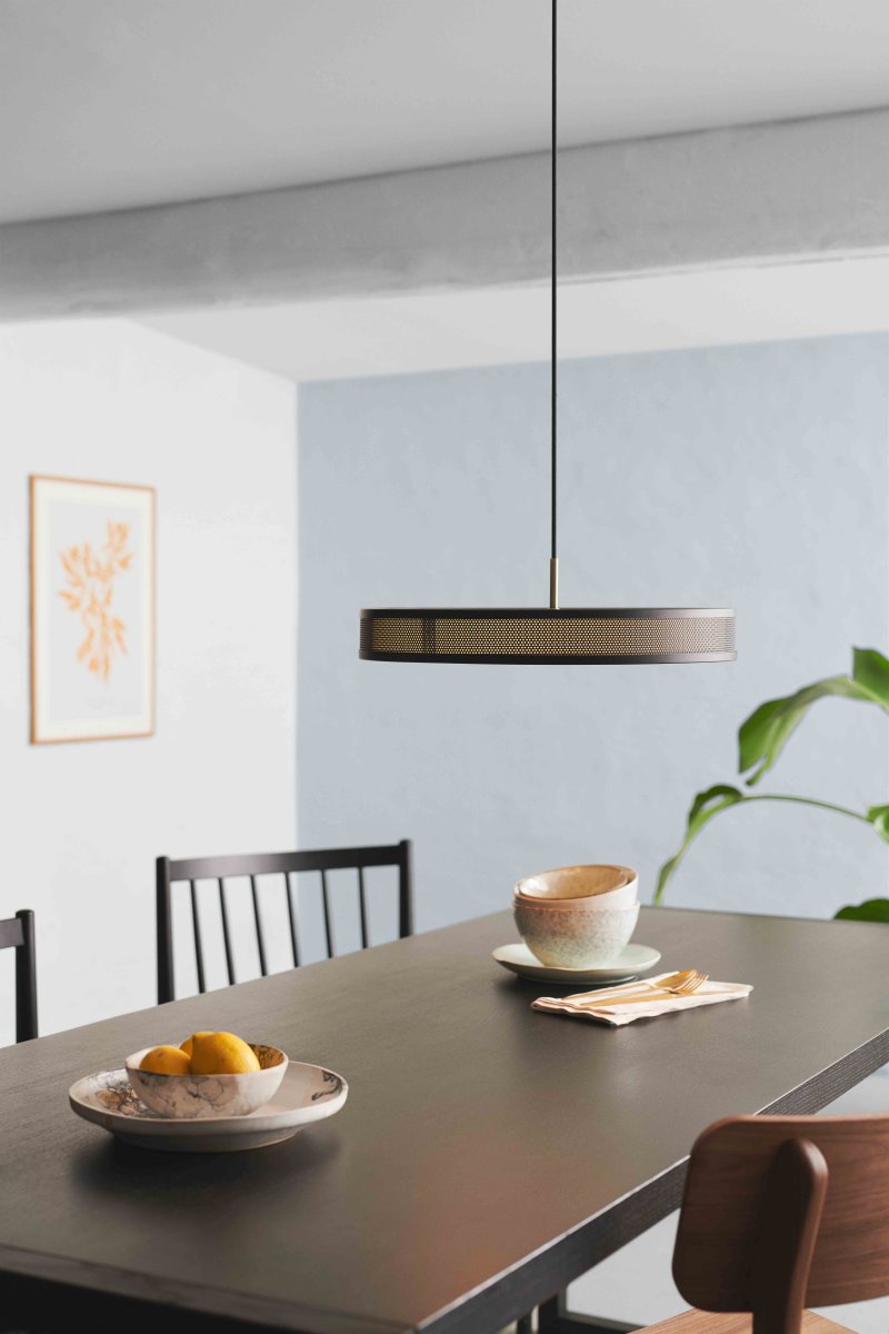 Frame Ø43 Sort loftslampe Fra Halo Design - Detaljerne s&aring;som den indvendige stofsk&aelig;rm, strejf af antik messing og det ydre h&aring;ndholdte m&oslash;nster g&oslash;r denne serie af lamper &aelig;stetisk unik.