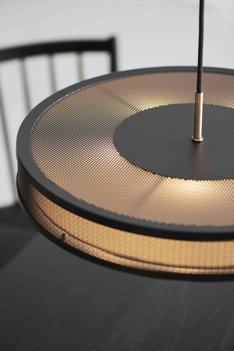 Frame Ø43 Sort loftslampe Fra Halo Design - Detaljerne s&aring;som den indvendige stofsk&aelig;rm, strejf af antik messing og det ydre h&aring;ndholdte m&oslash;nster g&oslash;r denne serie af lamper &aelig;stetisk unik.
