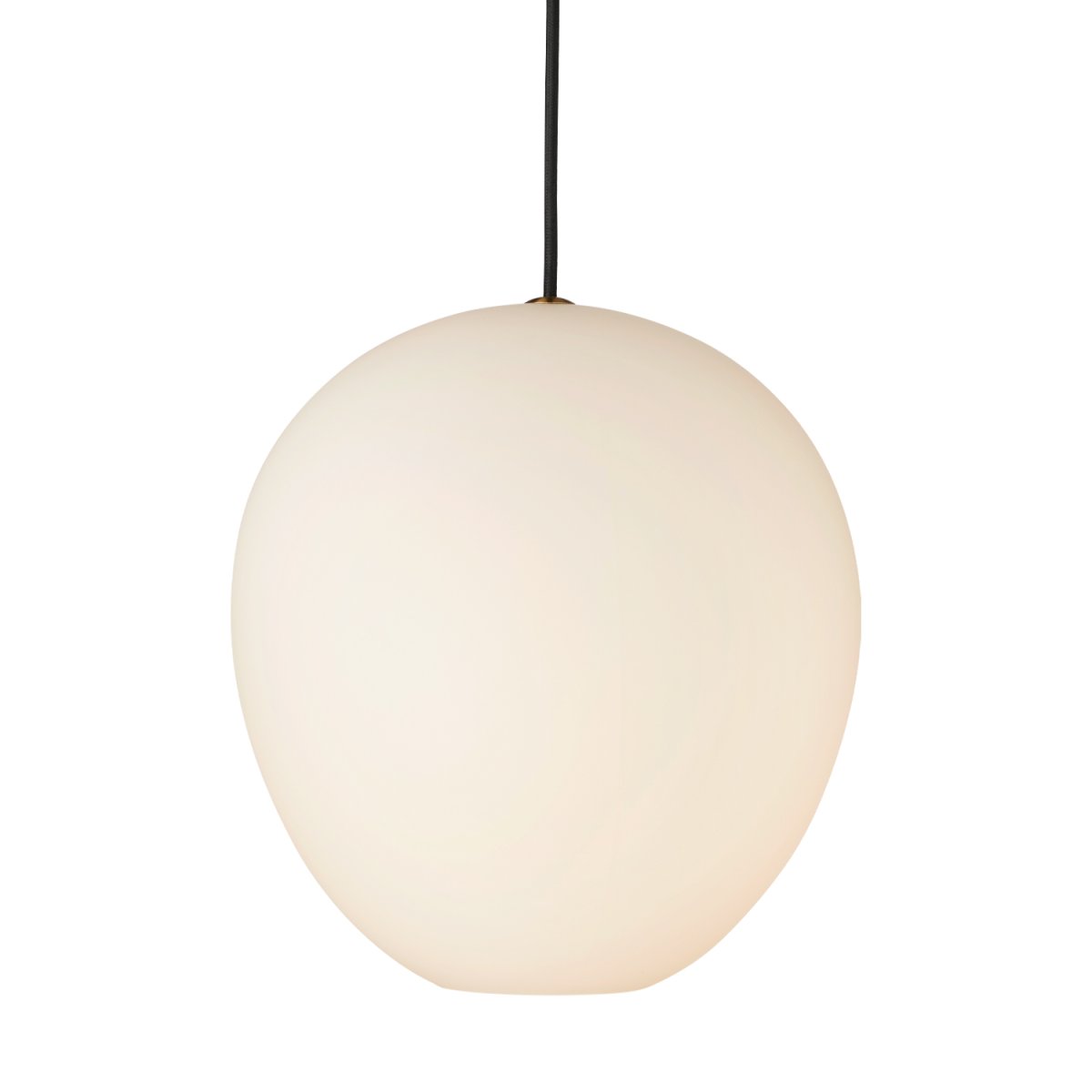 Wrong Ø26 Opal loftslampe Fra Halo Design - Uanset om den placeres over spisebordet, i stuen eller i entreen, skaber Wrong en stilfuld og indbydende atmosf&aelig;re.