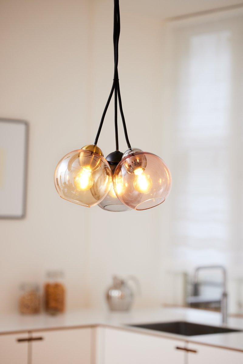 Bubbles Ø14 Røgfarvet loftslampe Fra Halo Design - Den enkle form på Bubbles-lampen giver den et smukt design.