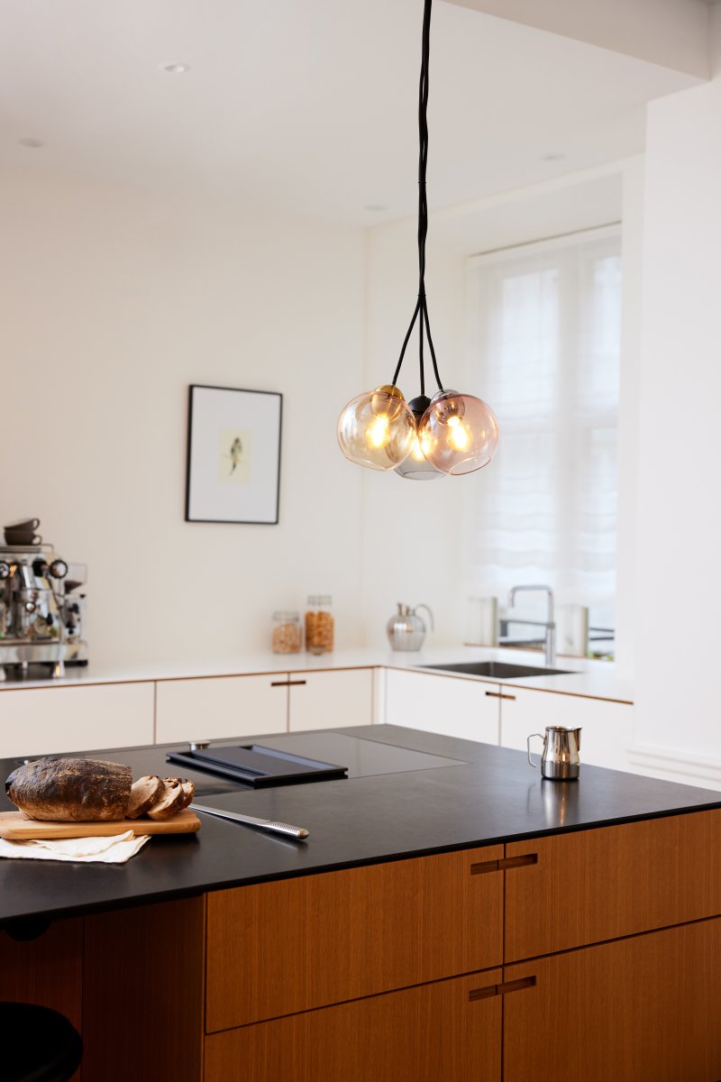 Bubbles Ø14 Røgfarvet loftslampe Fra Halo Design - Den enkle form på Bubbles-lampen giver den et smukt design.