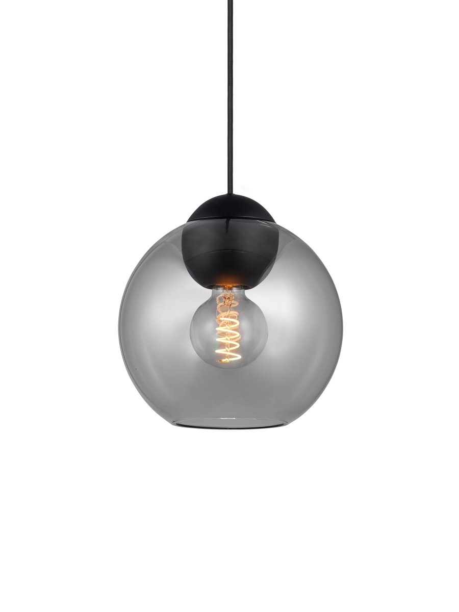 Bubbles Ø24 Røgfarvet loftslampe Fra Halo Design - Det røgede glas i kombination med detaljerne i matsort metal bidrager til en elegance og giver en fin spredning af lys i rummet, når det er oplyst.