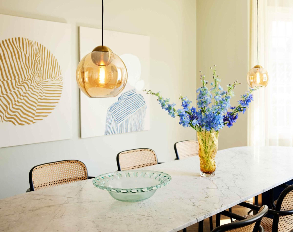 Bubbles Ø24 Rav loftslampe Fra Halo Design - Det ravfarvede glas i kombination med detaljerne i antik messing bidrager til en elegance og giver en flot spredning af lys i rummet, n&aring;r det er oplyst.