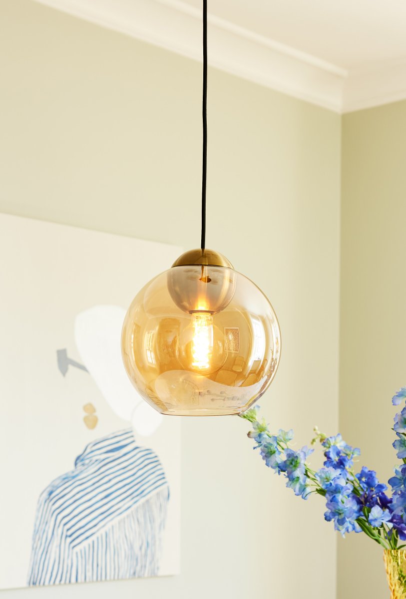 Bubbles Ø24 Rav loftslampe Fra Halo Design - Det ravfarvede glas i kombination med detaljerne i antik messing bidrager til en elegance og giver en flot spredning af lys i rummet, n&aring;r det er oplyst.