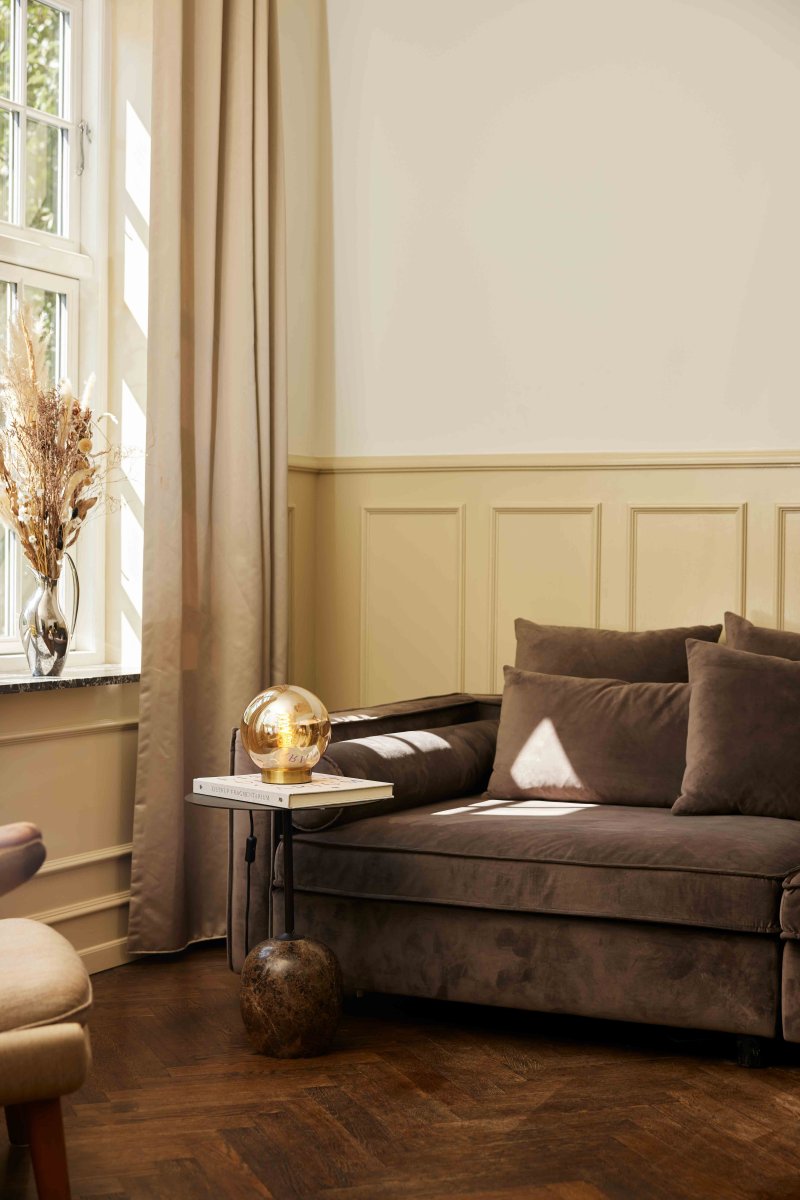 Bubbles 20cm Rav bordlampe Fra Halo Design - Det ravfarvede glas i kombination med detaljerne i antik messing bidrager til en elegance og giver en flot spredning af lys i rummet, n&aring;r det er oplyst.