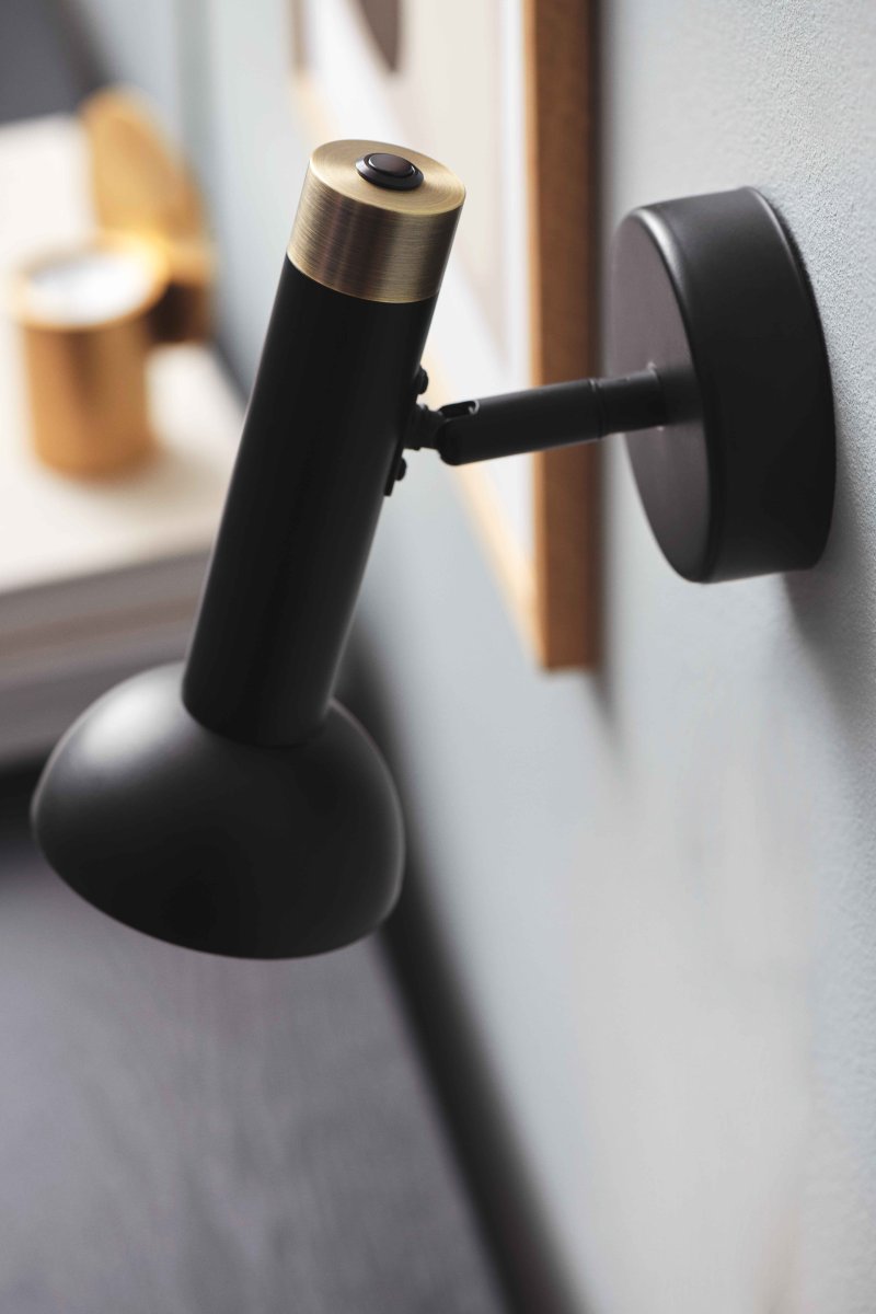 Torch Sort læselampe Fra Halo Design - Med sin matsorte finish, messingdetaljer og justerbare design giver den et retningsbestemt lys, der er perfekt til belysning, accentbelysning eller hyggelig atmosf&aelig;re.