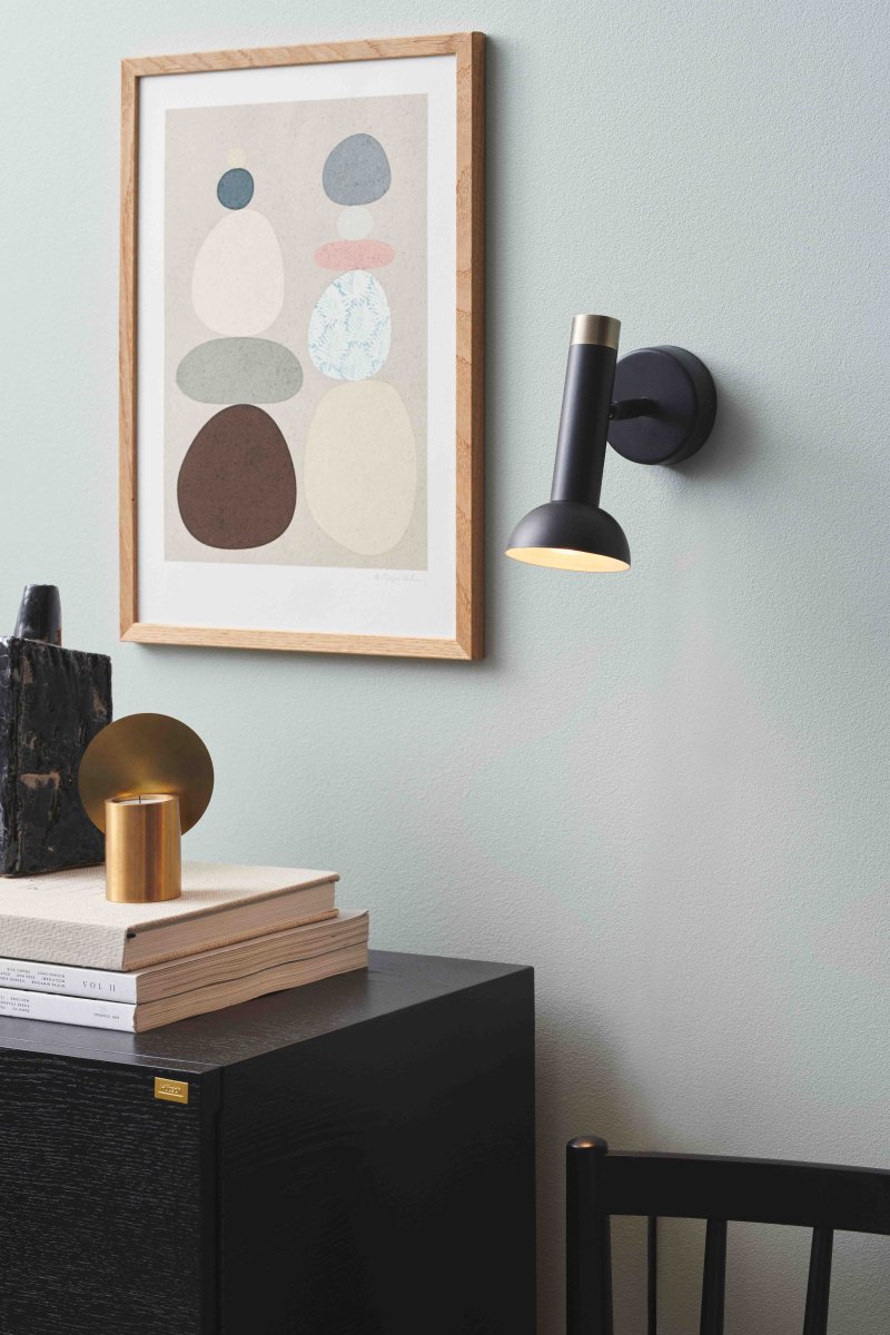 Torch Sort læselampe Fra Halo Design - Med sin matsorte finish, messingdetaljer og justerbare design giver den et retningsbestemt lys, der er perfekt til belysning, accentbelysning eller hyggelig atmosf&aelig;re.