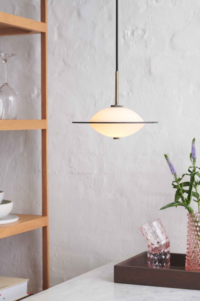Orbit Ø24 Antik loftslampe Fra Halo Design - Med sit stilfulde og harmoniske design er Orbit en belysningsløsning, der både fremhæver og komplementerer din indretning.