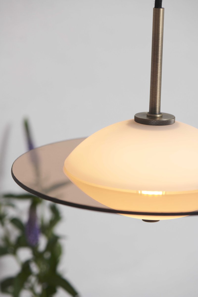 Orbit Ø24 Antik loftslampe Fra Halo Design - Med sit stilfulde og harmoniske design er Orbit en belysningsløsning, der både fremhæver og komplementerer din indretning.
