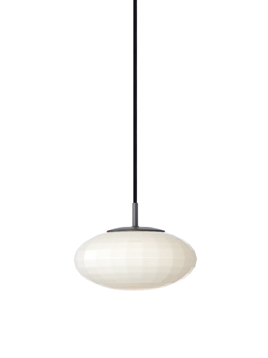 Mesh Ø20 Opal loftslampe Fra Halo Design - Mesh har et gitter af ribber i det h&aring;ndbl&aelig;ste glas, som giver synlighed til geometrien af dets design.