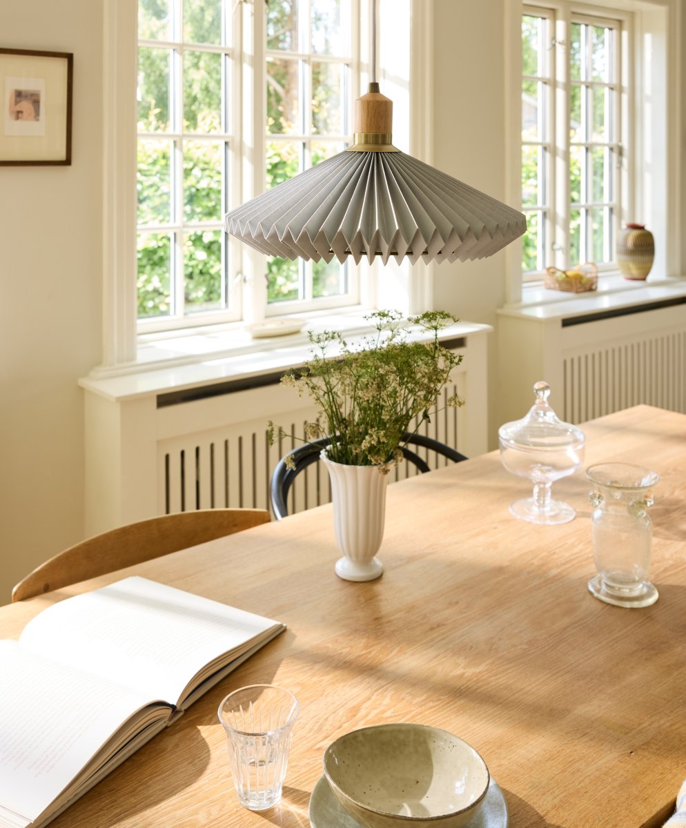 Paris Ø40 Grå loftslampe Fra Halo Design - Med sin diameter på 40 cm spreder Paris et blødt og behageligt lys, der bidrager til en hyggelig atmosfære.