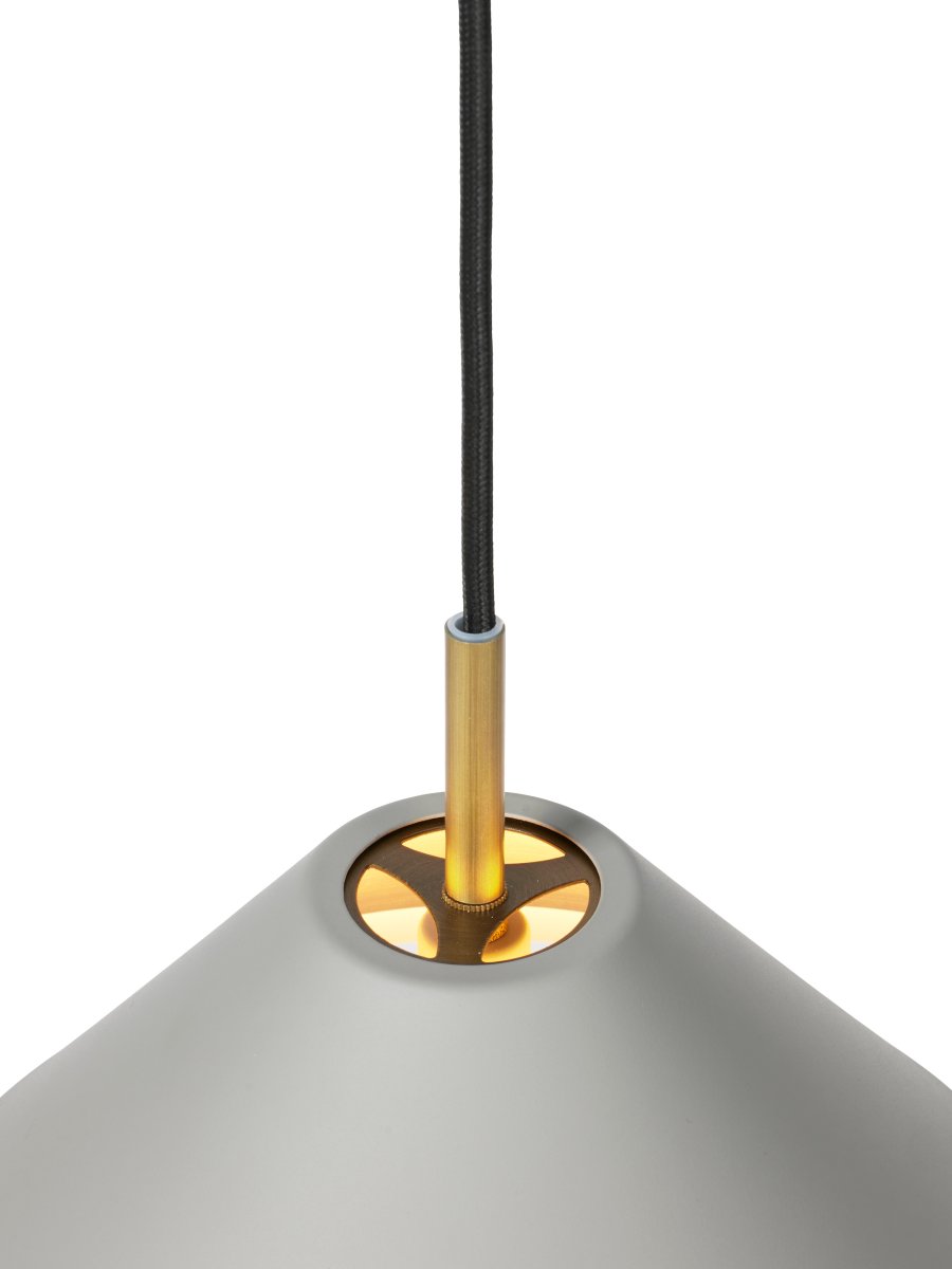 Hygge Ø40 Grå loftslampe Fra Halo Design - Hygge er en elegant og moderne loftspendel, der kombinerer skandinavisk minimalisme med bl&oslash;de former.