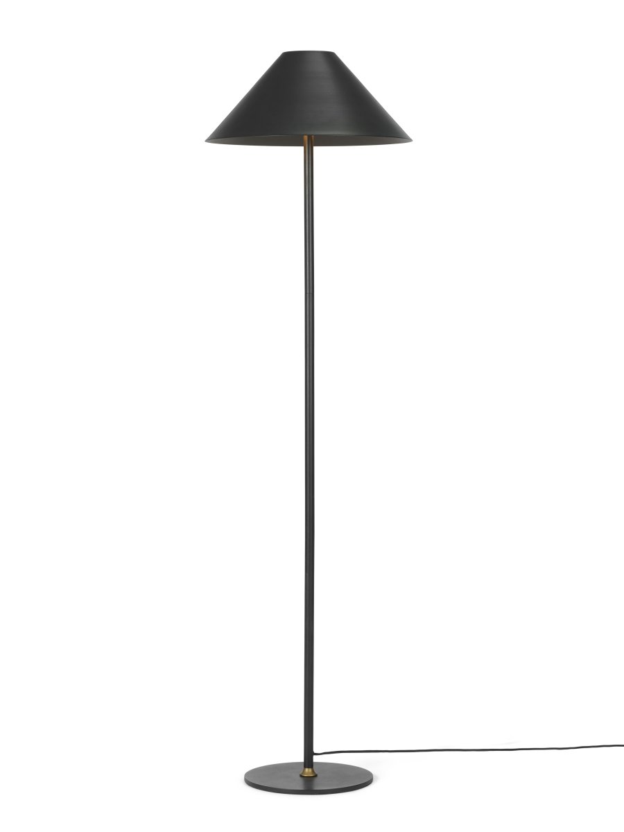 Hygge 1 140cm Sort gulvlampe Fra Halo Design - Den kegleformede skærm giver et blødt og behageligt lys, perfekt til at skabe en varm og afslappende atmosfære i stuen, soveværelset eller kontoret.