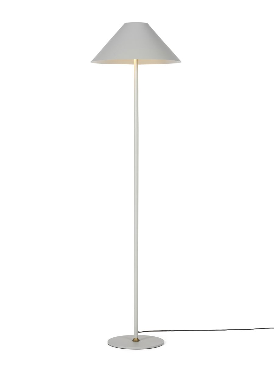 Hygge 1 140cm Grå gulvlampe Fra Halo Design - Den kegleformede skærm giver et blødt og behageligt lys, perfekt til at skabe en varm og afslappende atmosfære i stuen, soveværelset eller kontoret.