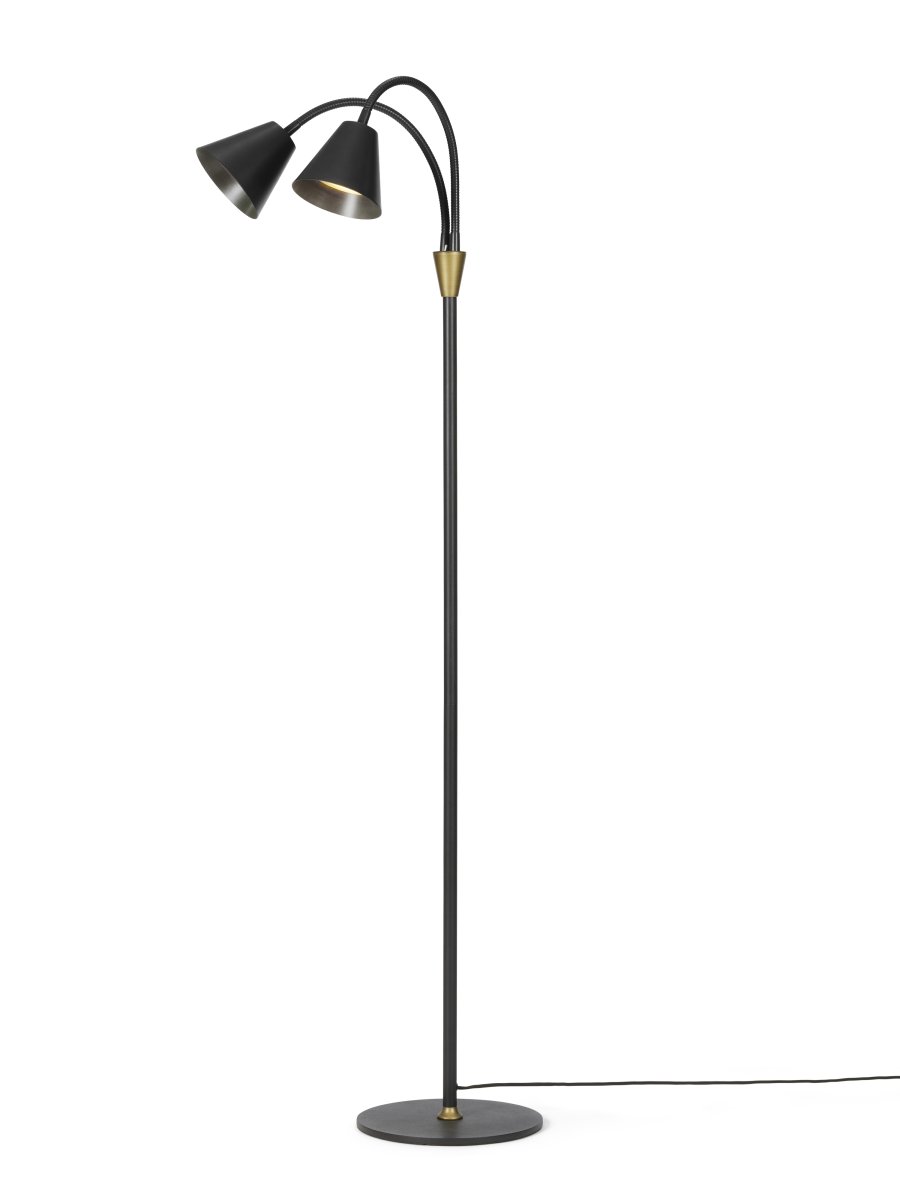 Hygge 2 Sort gulvlampe Fra Halo Design - Leveres med et 200 cm langt kabel med str&oslash;mafbryder placeret i toppen af messingdetaljen, hvilket giver nem og fleksibel brug.