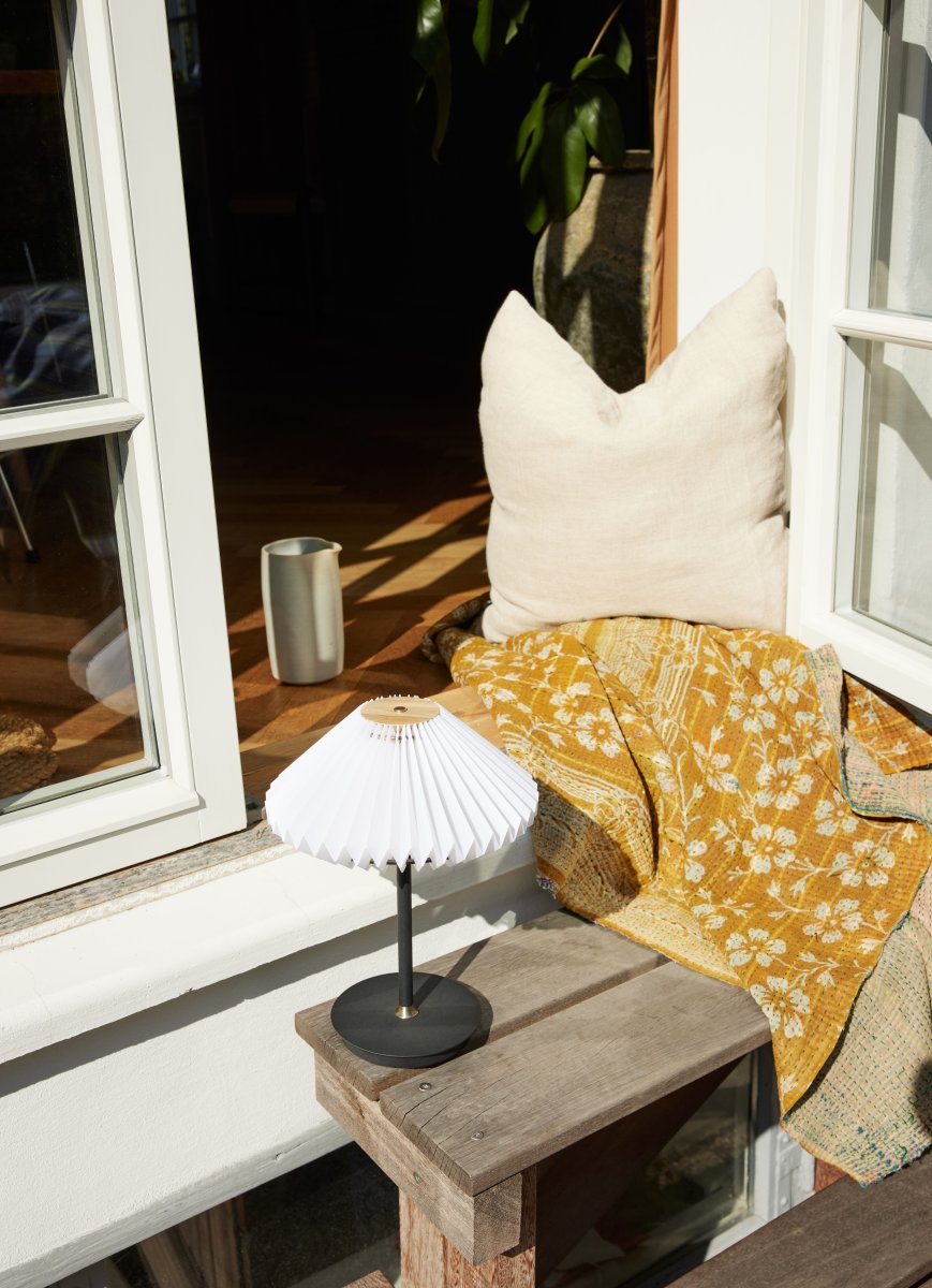 Paris 28cm Sort bærbar Fra Halo Design - Den er d&aelig;mpbar og passer til forskellige behov og stemninger, hvilket g&oslash;r den til en b&aring;de praktisk og stilfuld indretningsdetalje.