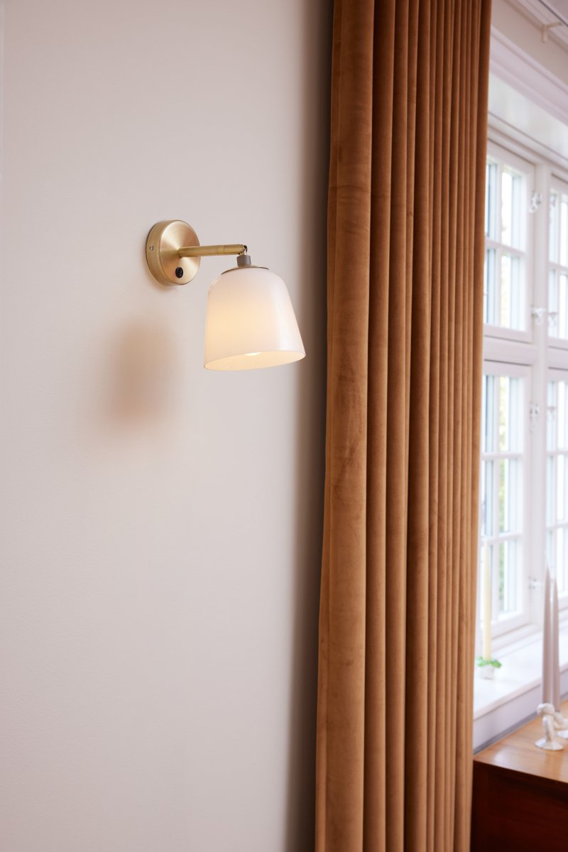 Room 49 Ø15 Antik messing væglampe Fra Halo Design - Rum 49 er en perfekt balance mellem funktion og design &ndash; en lampe, der l&oslash;fter alle rum.