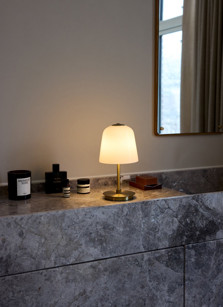 Room 49 28cm Antik messing bærbar Fra Halo Design - Med d&aelig;mpbar touch-funktion i tre trin er Room 49 b&aring;de praktisk og sofistikeret, perfekt til alt interi&oslash;r.