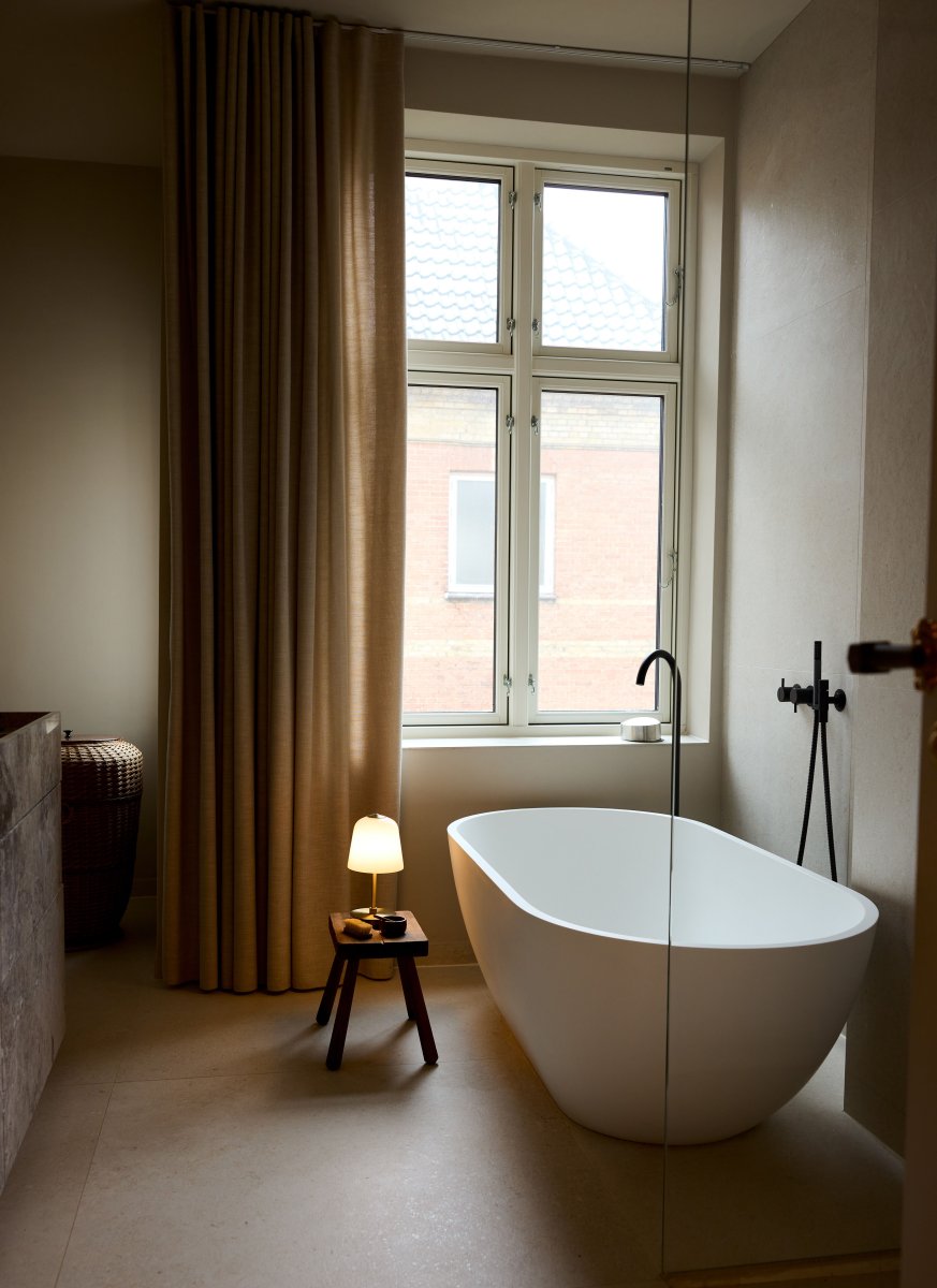 Room 49 28cm Antik messing bærbar Fra Halo Design - Med d&aelig;mpbar touch-funktion i tre trin er Room 49 b&aring;de praktisk og sofistikeret, perfekt til alt interi&oslash;r.