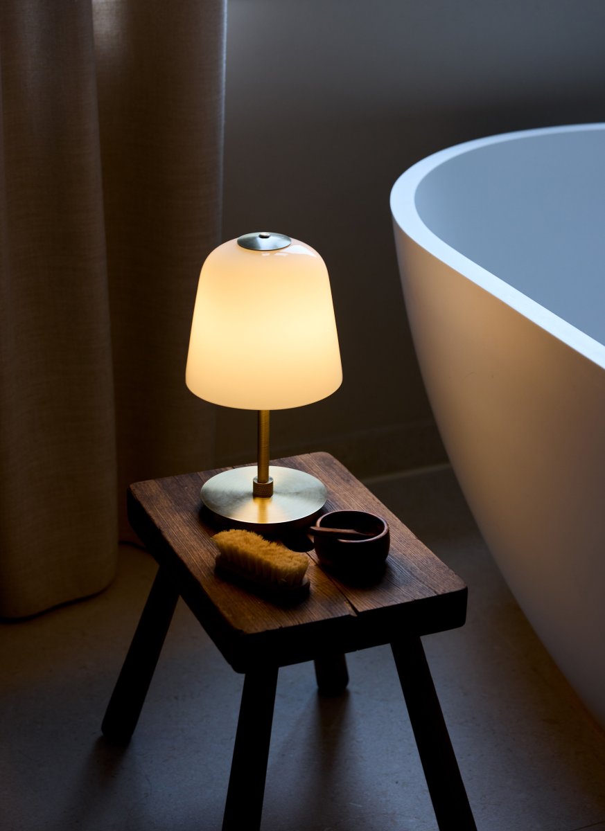 Room 49 28cm Antik messing bærbar Fra Halo Design - Med d&aelig;mpbar touch-funktion i tre trin er Room 49 b&aring;de praktisk og sofistikeret, perfekt til alt interi&oslash;r.
