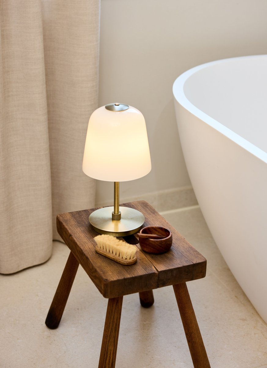 Room 49 28cm Antik messing bærbar Fra Halo Design - Med d&aelig;mpbar touch-funktion i tre trin er Room 49 b&aring;de praktisk og sofistikeret, perfekt til alt interi&oslash;r.