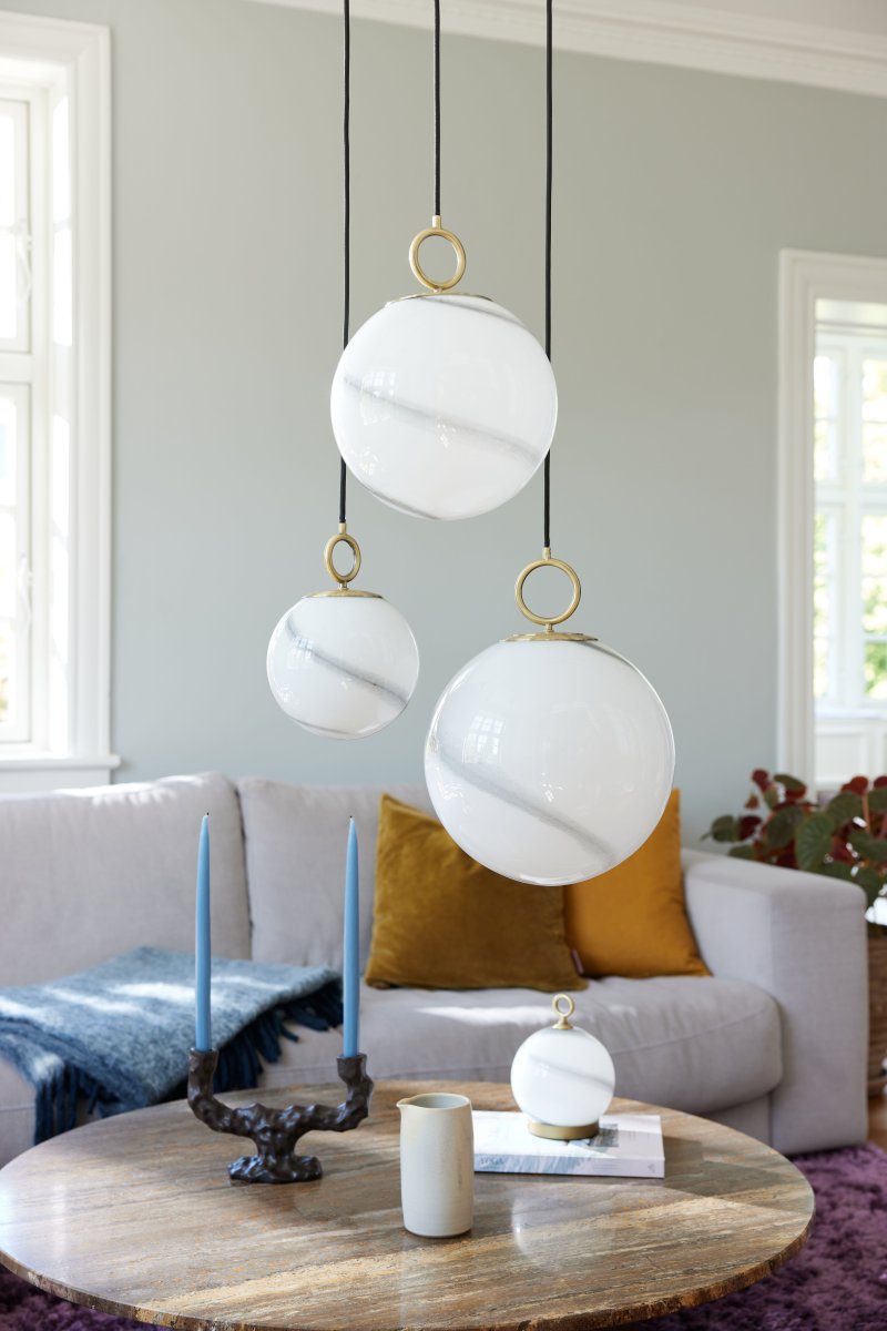 Stockholm Ø18 Grå loftslampe Fra Halo Design - Loftlampen Stockholm er en elegant og sofistikeret lyskilde, der l&oslash;fter din indretning til et nyt niveau.