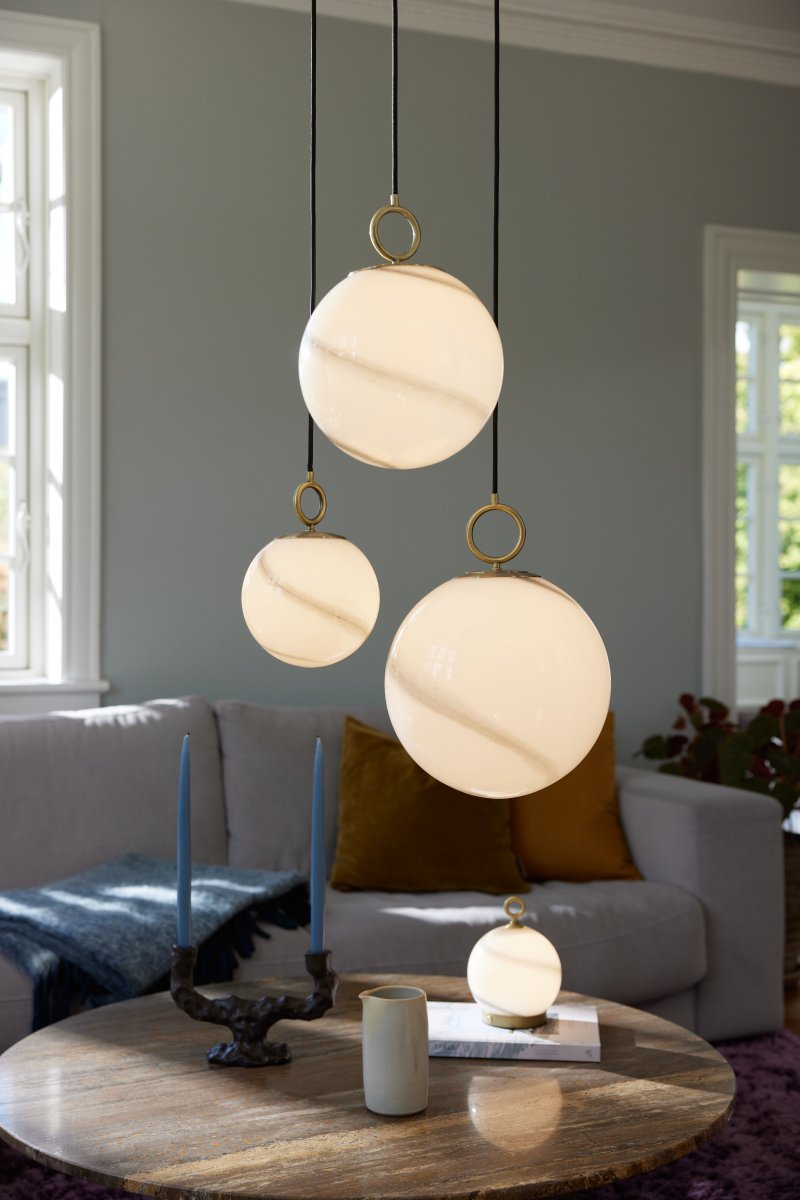 Stockholm Ø18 Grå loftslampe Fra Halo Design - Loftlampen Stockholm er en elegant og sofistikeret lyskilde, der l&oslash;fter din indretning til et nyt niveau.