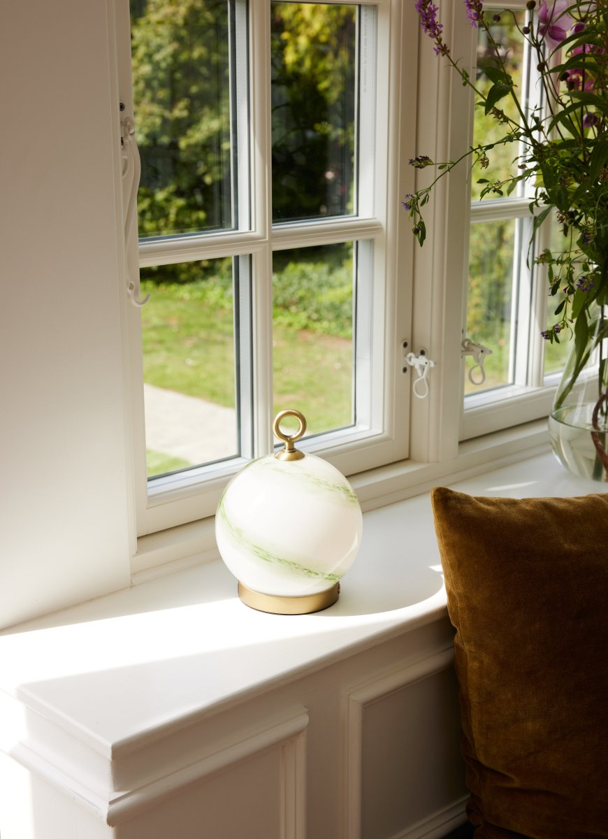 Stockholm 20cm Grøn bærbar Fra Halo Design - Med en dæmpbar funktion er den alsidig og velegnet til alle lejligheder, hvilket gør den til en stilfuld og praktisk indretningsdetalje.