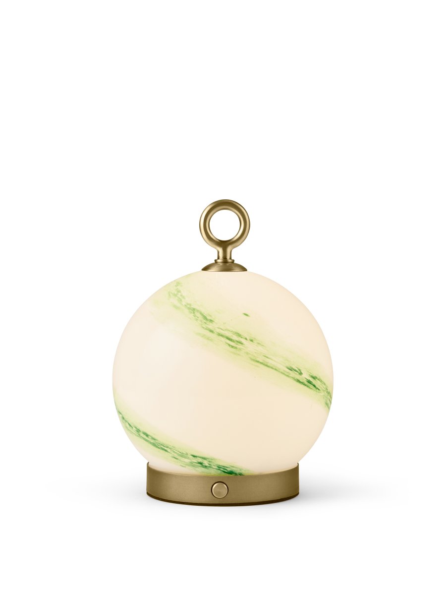 Stockholm 20cm Grøn bærbar Fra Halo Design - Med en dæmpbar funktion er den alsidig og velegnet til alle lejligheder, hvilket gør den til en stilfuld og praktisk indretningsdetalje.