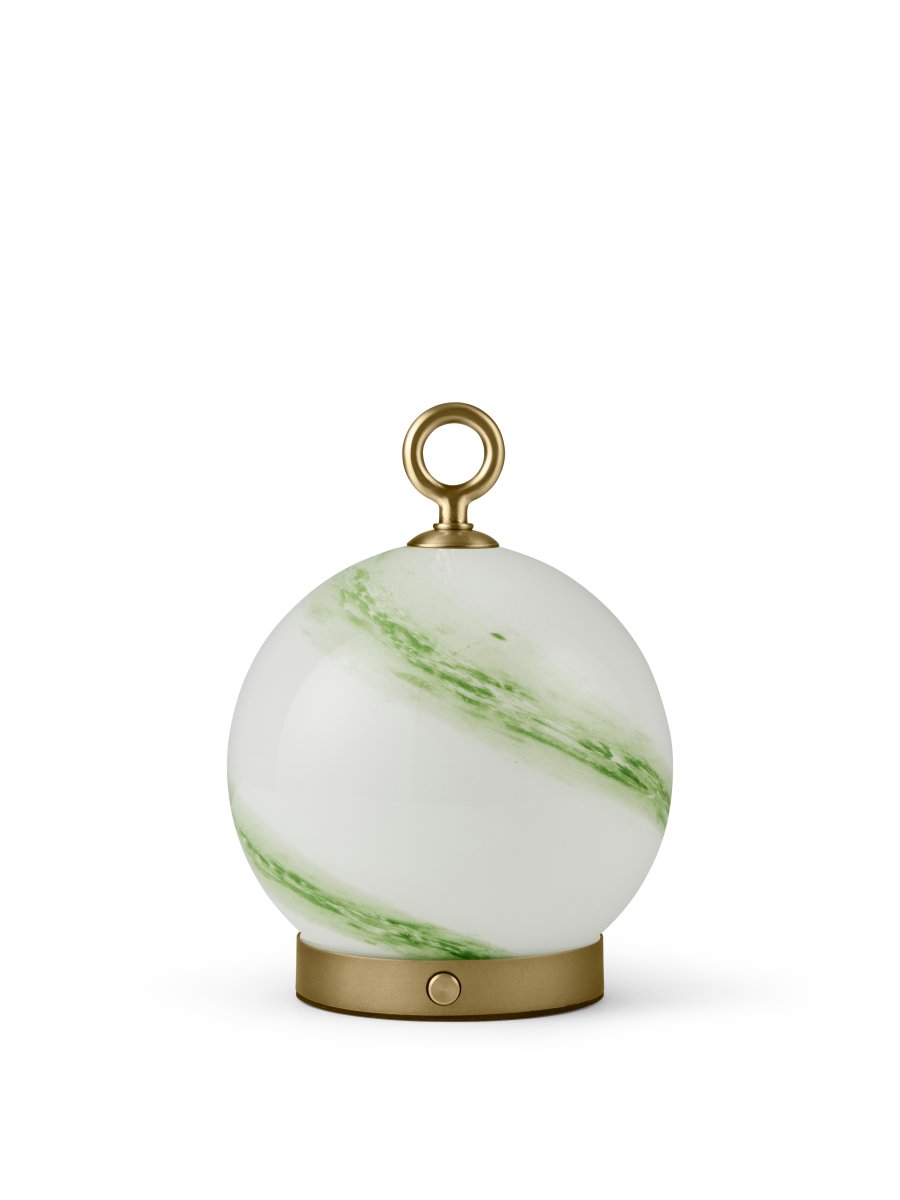 Stockholm 20cm Grøn bærbar Fra Halo Design - Med en dæmpbar funktion er den alsidig og velegnet til alle lejligheder, hvilket gør den til en stilfuld og praktisk indretningsdetalje.