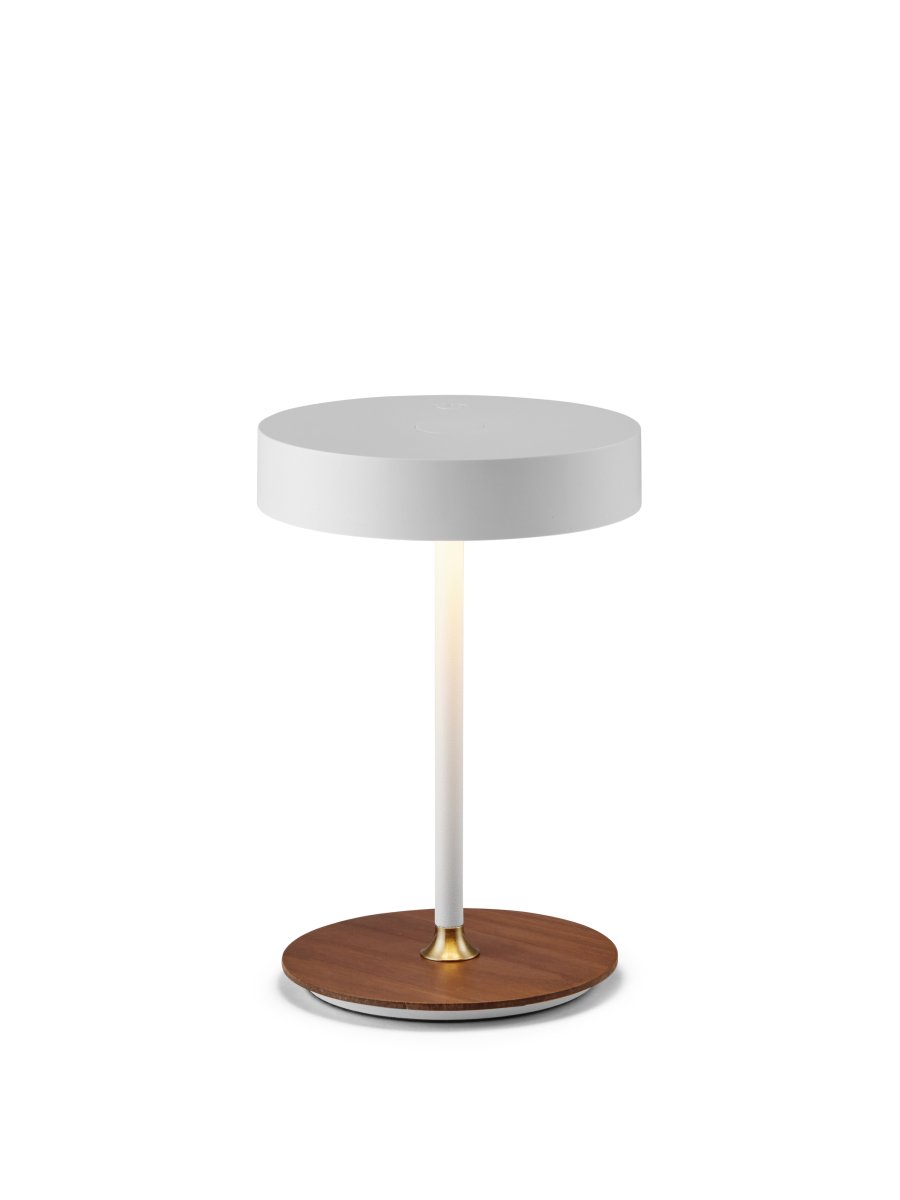 On The Move 20cm Hvid bærbar Fra Halo Design - Den sfæriske form og magnetiske funktion gør det nemt at dreje og vinkle skærmen til rettet lys.