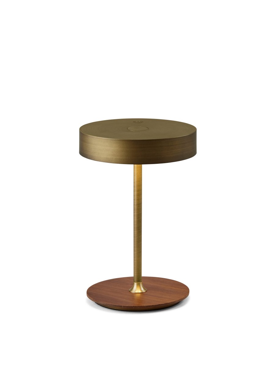 On The Move 20cm Antik messing bærbar Fra Halo Design - Den sf&aelig;riske form og magnetiske funktion g&oslash;r det nemt at dreje og vinkle sk&aelig;rmen til rettet lys.