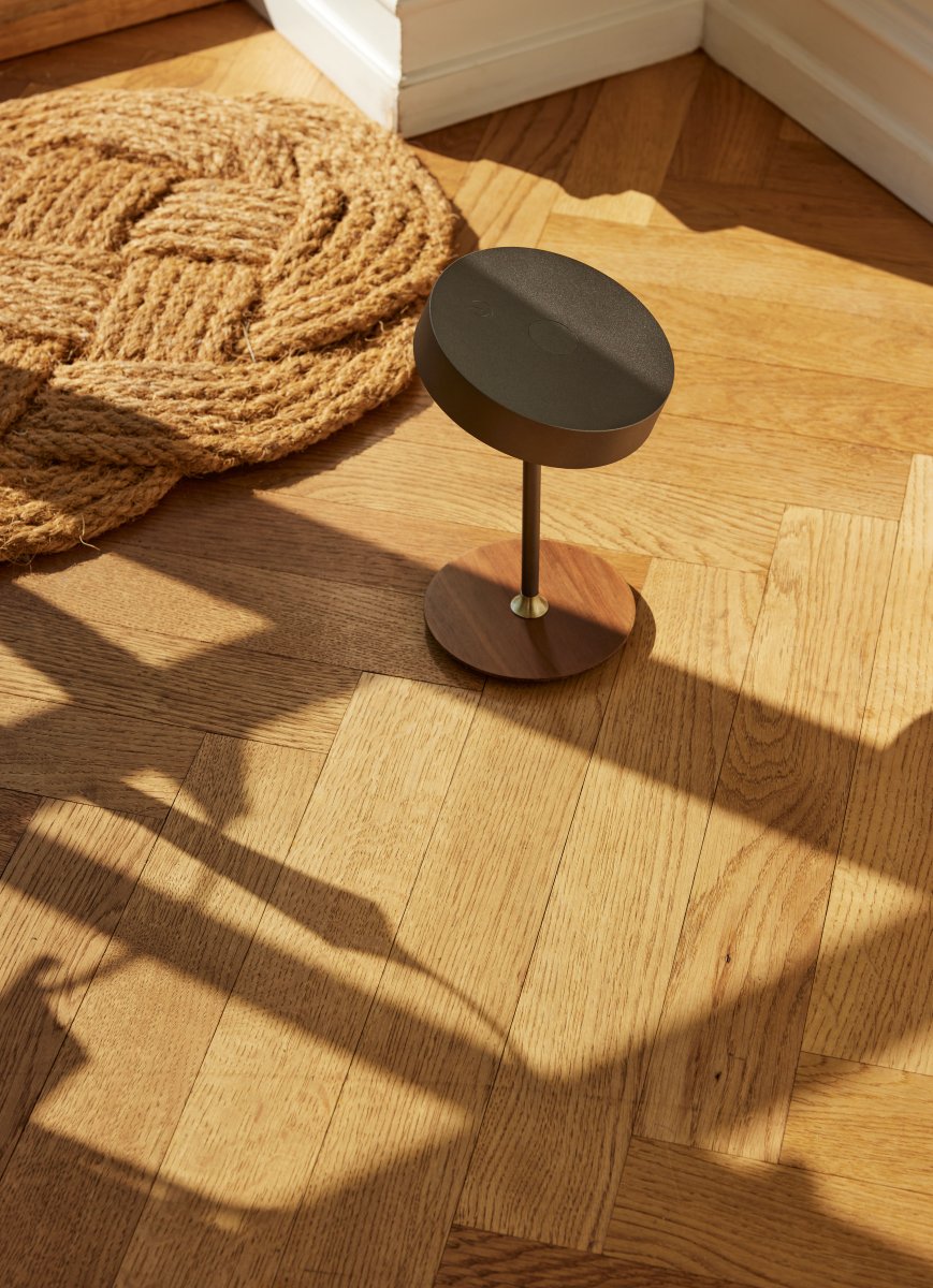 On The Move 20cm Mørkegrå bærbar Fra Halo Design - Den sfæriske form og magnetiske funktion gør det nemt at dreje og vinkle skærmen til rettet lys.